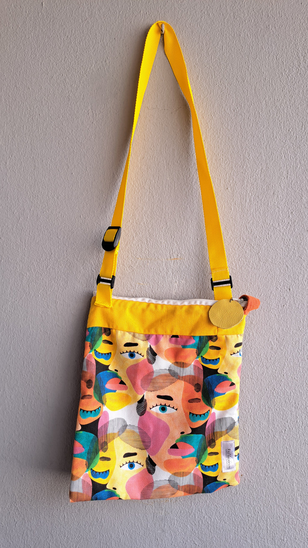 Τσάντα ώμου με πολύχρωμα αφηρημένα πρόσωπα & κίτρινο ιμάντα | kallαίσθησις