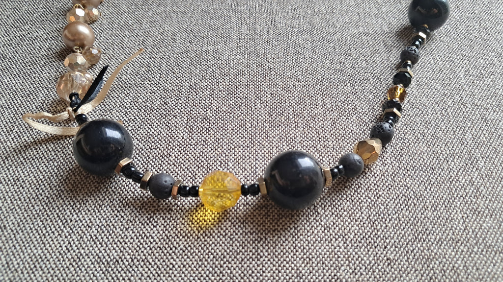 Κολιέ με μαύρες, χρυσές & περλέ χάντρες | kallαίσθησις