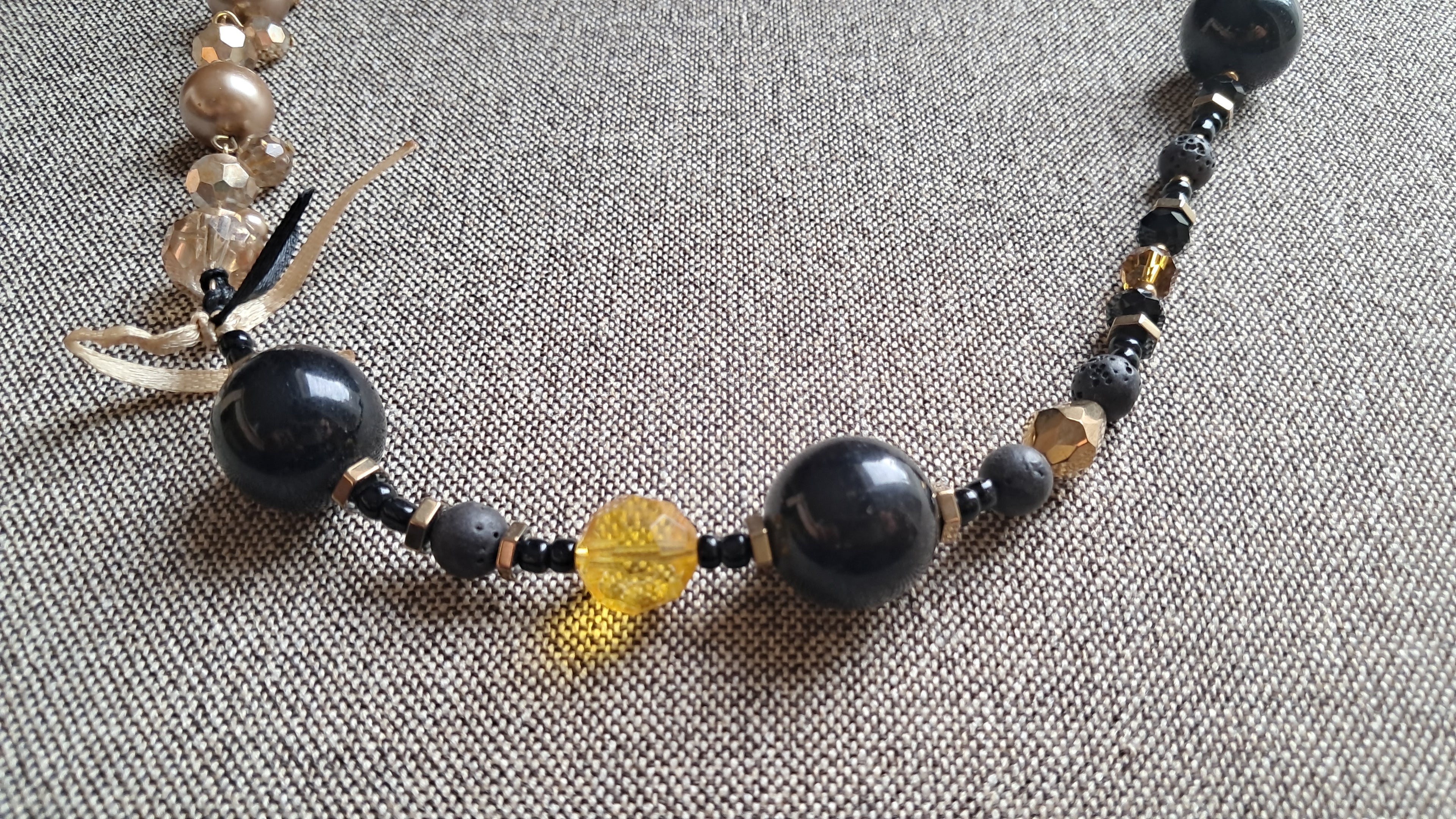 Κολιέ με μαύρες, χρυσές & περλέ χάντρες | kallαίσθησις