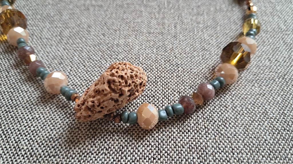 Κολιέ με φυσικό πέτρωμα και κεχριμπαρένιες χάντρες | kallαίσθησις