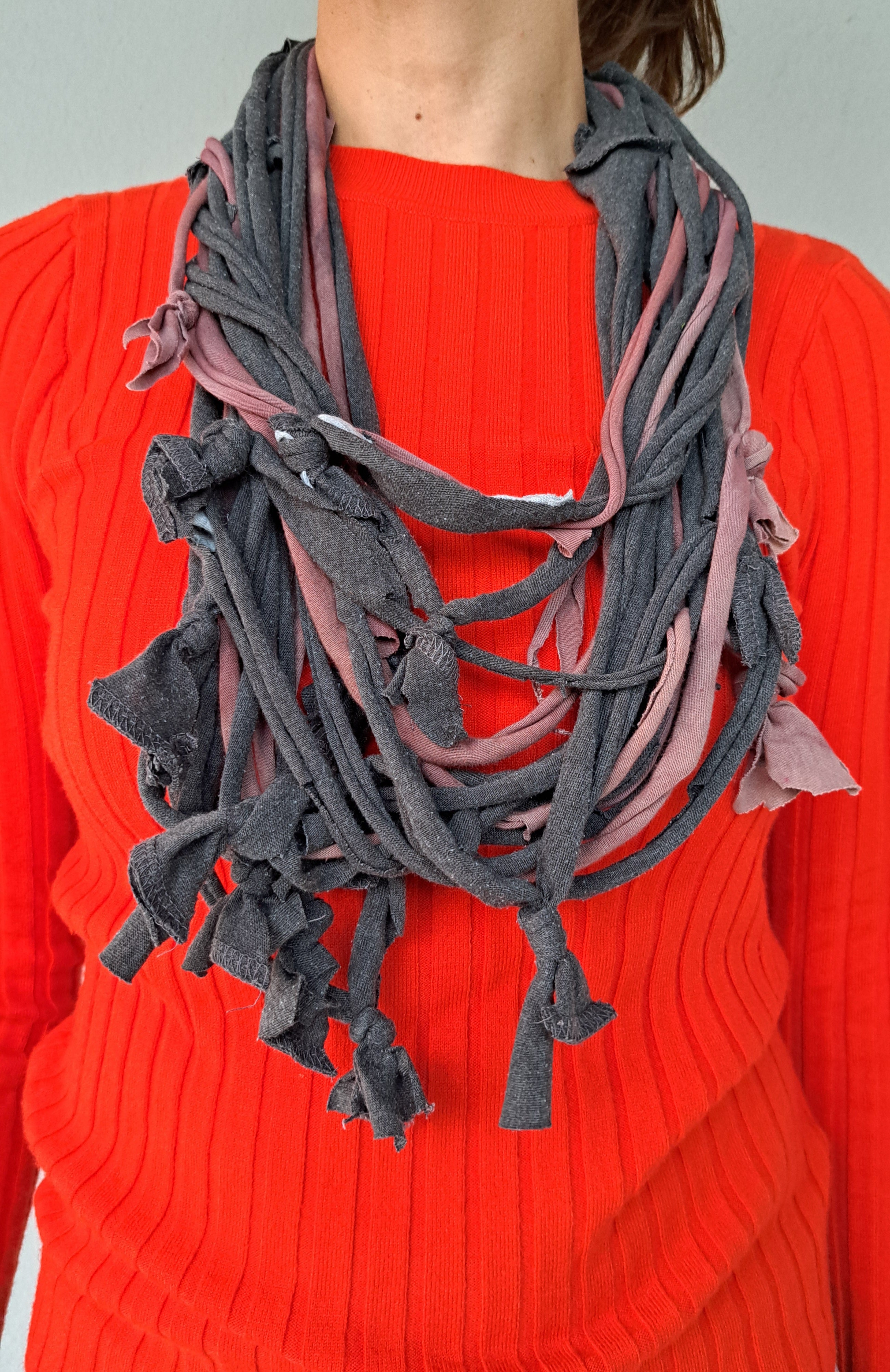 Εντυπωσιακό Υφασμάτινο Κολιέ με Πλούσιο Δέσιμο | Kallαίσθησις