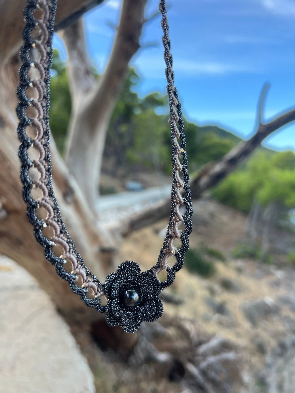 Χειροποίητο Κολιέ με Μαύρο Λουλούδι & Υφασμάτινη Πλέξη