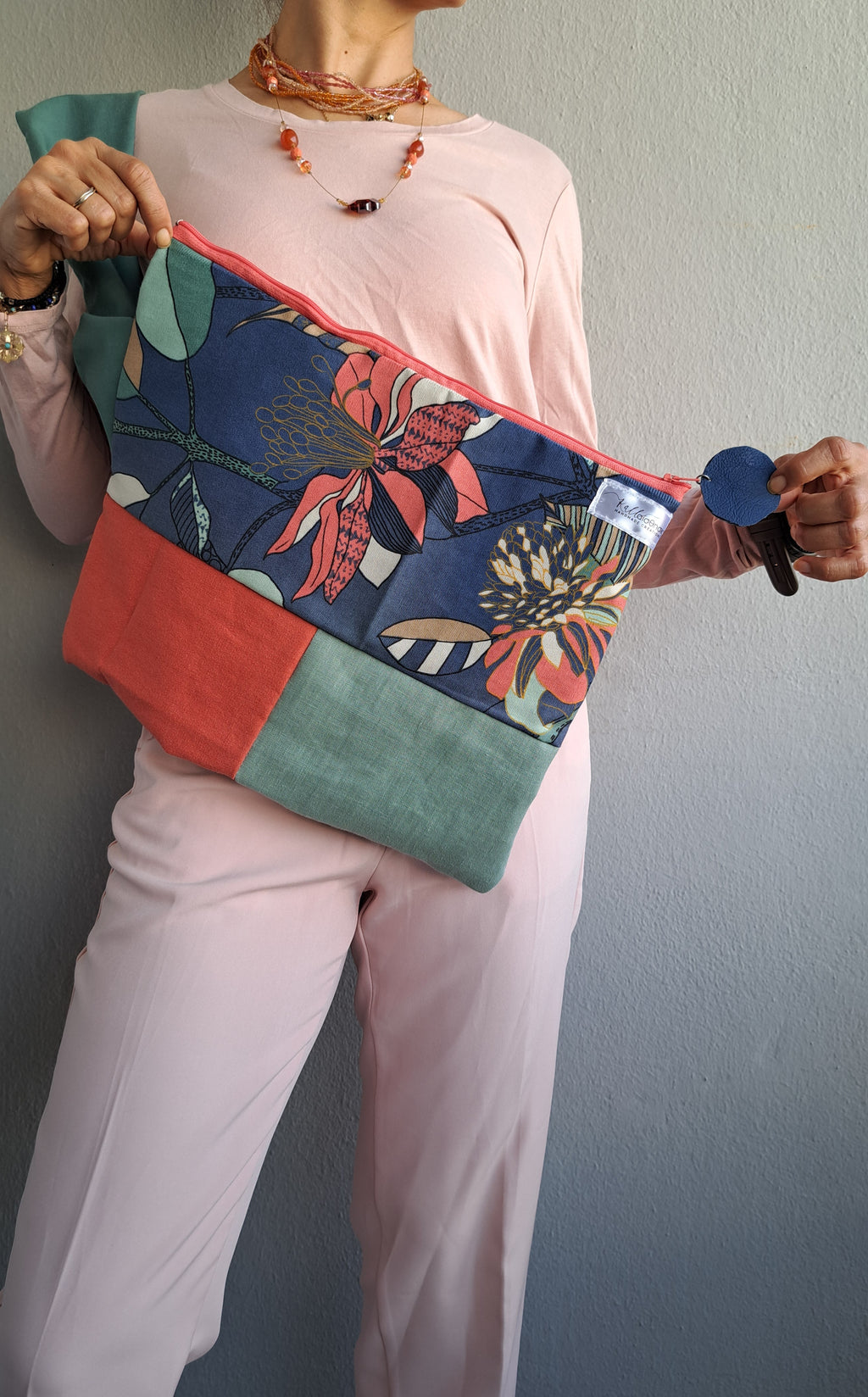 Τσάντα ώμου με floral και μονόχρωμα πάνελ | kallαίσθησις