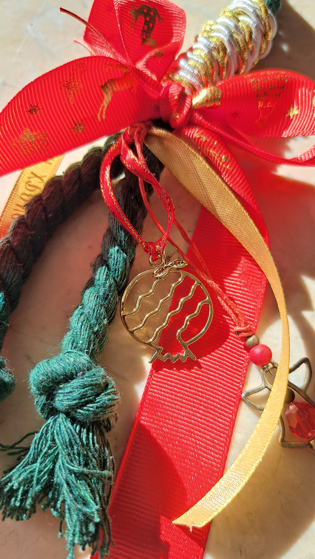 Γούρι “Κόκκινο & Πράσινο Ρόδι” με Μεταλλικό Στοιχείο | Kallαίσθησις