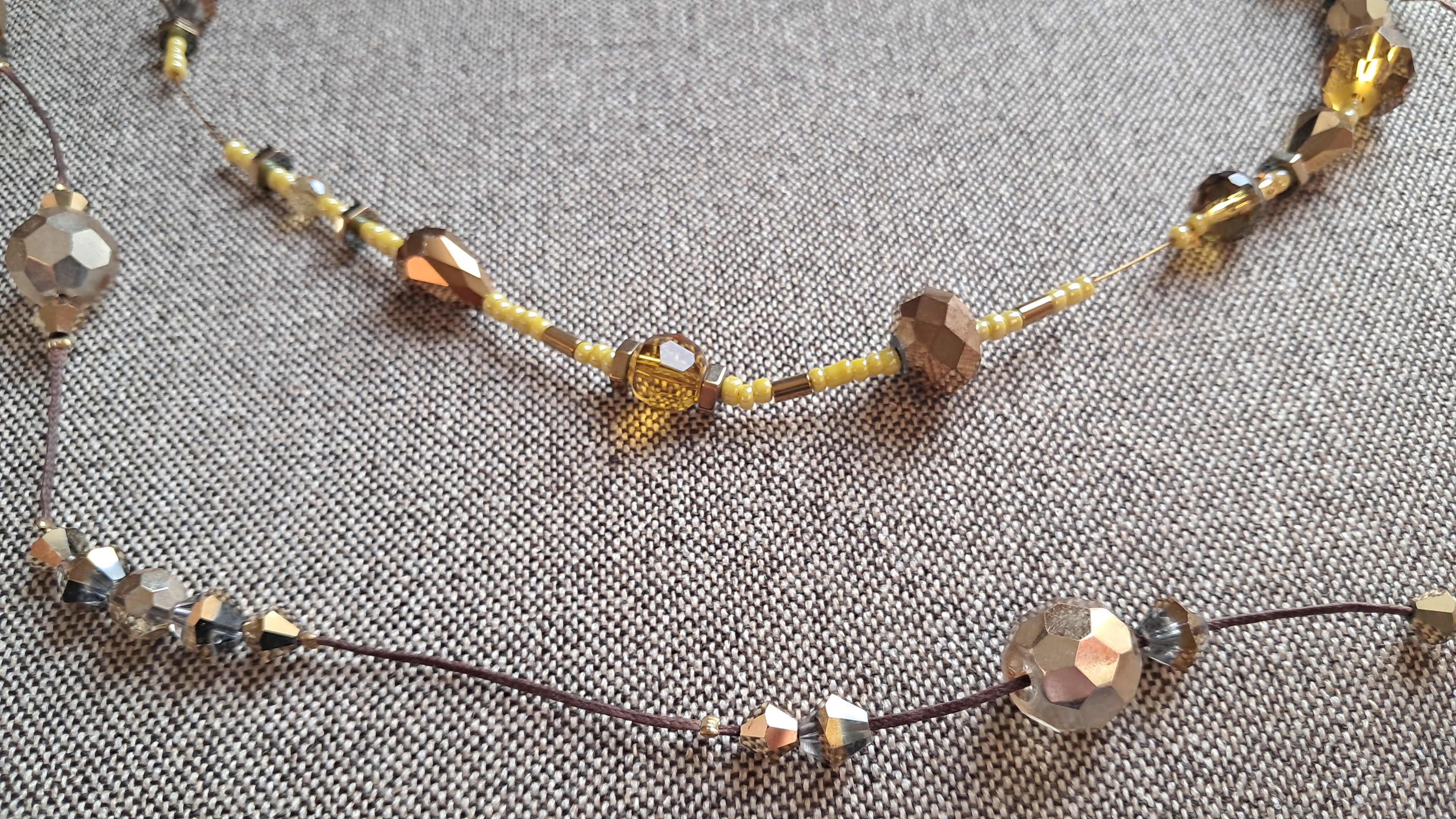 Μακρύ κολιέ με χρυσές & κεχριμπαρένιες χάντρες | kallαίσθησις