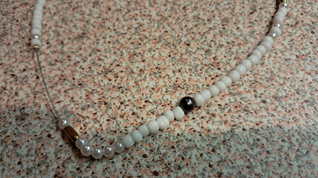 Κολιέ με λευκές χάντρες και χρυσές λεπτομέρειες | kallαίσθησις