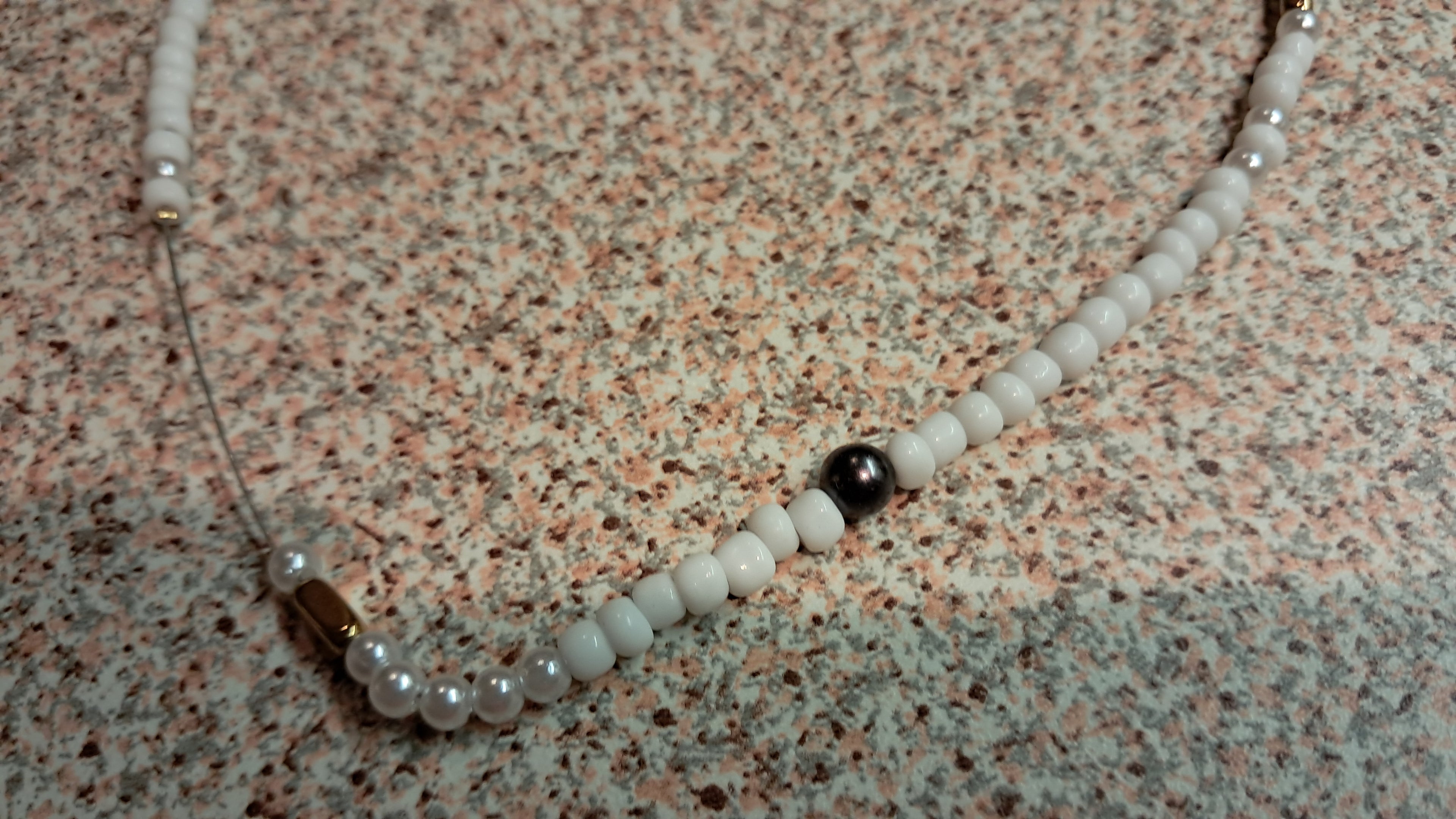 Κολιέ με λευκές χάντρες και χρυσές λεπτομέρειες | kallαίσθησις