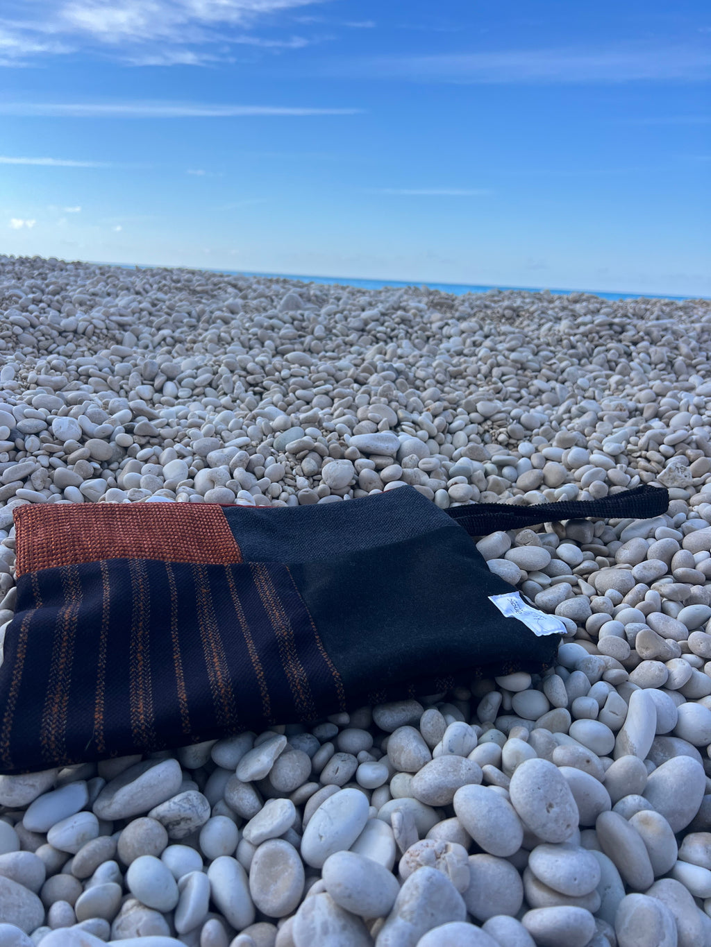 Χειροποίητο τσαντάκι-φάκελος ώμου – Μαύρο με καφέ και πορτοκαλί λεπτομέρειες | Kallαίσθησις