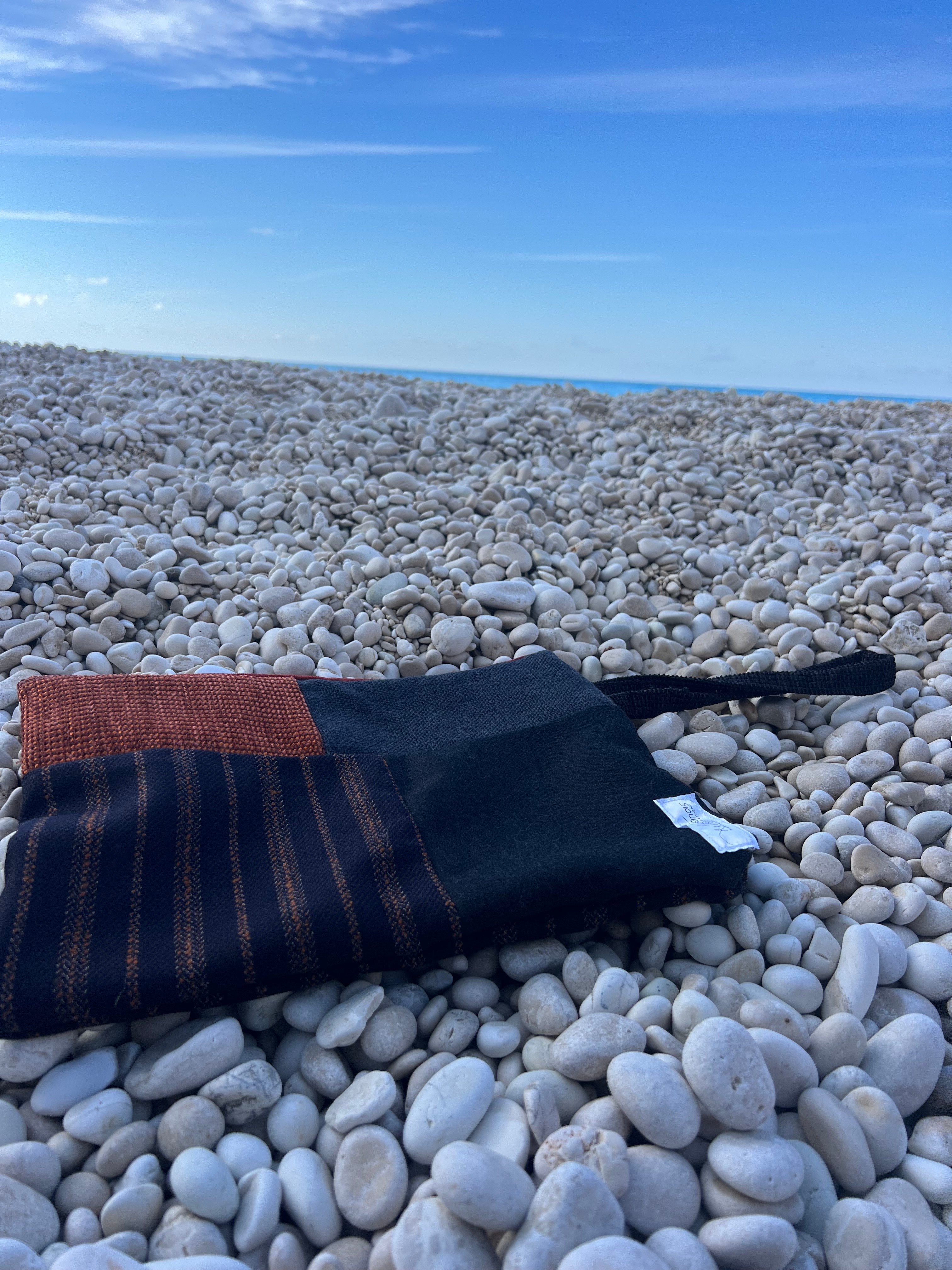 Χειροποίητο τσαντάκι-φάκελος ώμου – Μαύρο με καφέ και πορτοκαλί λεπτομέρειες | Kallαίσθησις