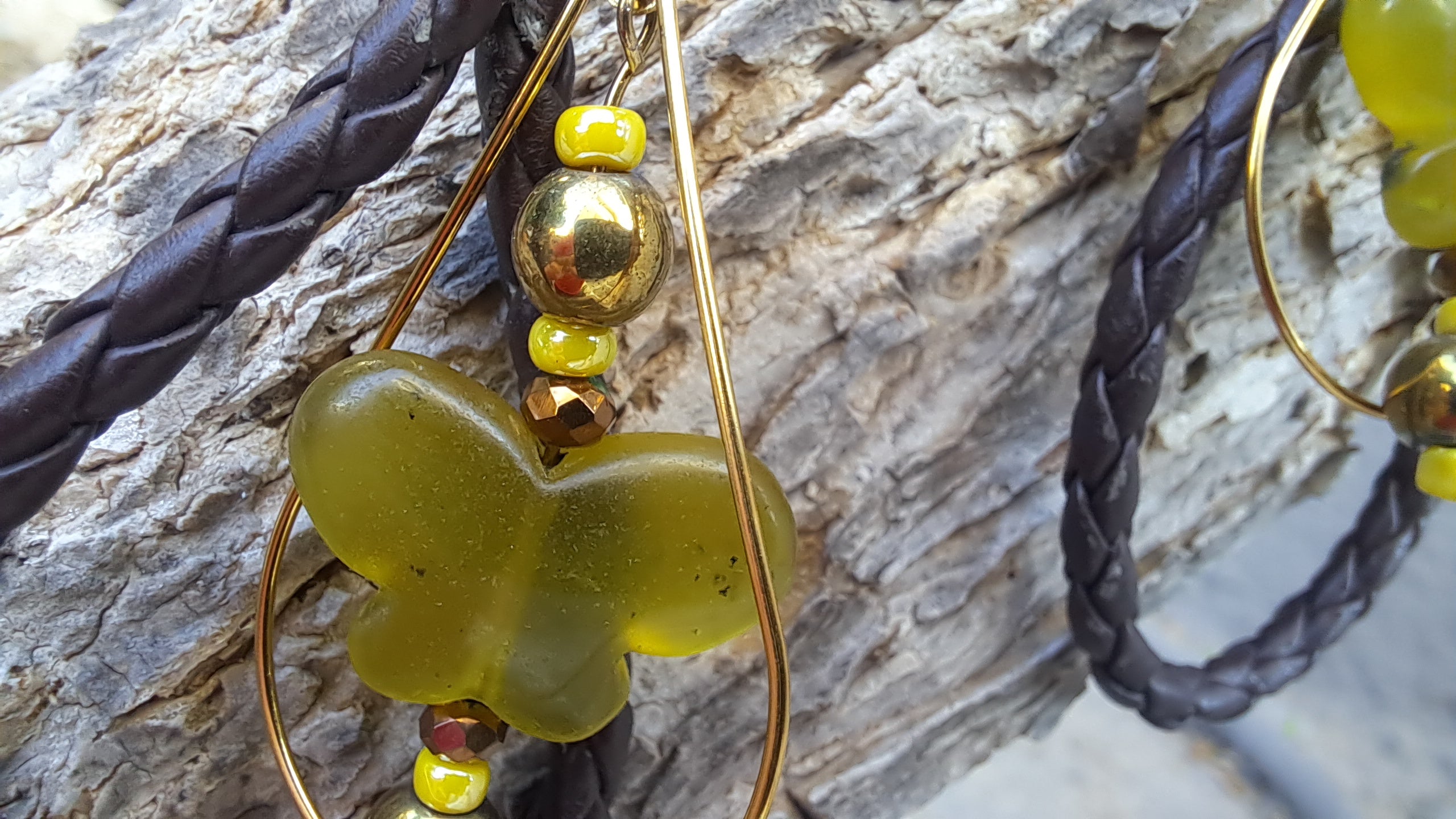 Σκουλαρίκια πεταλούδα με δερμάτινο κρίκο | kallαίσθησις