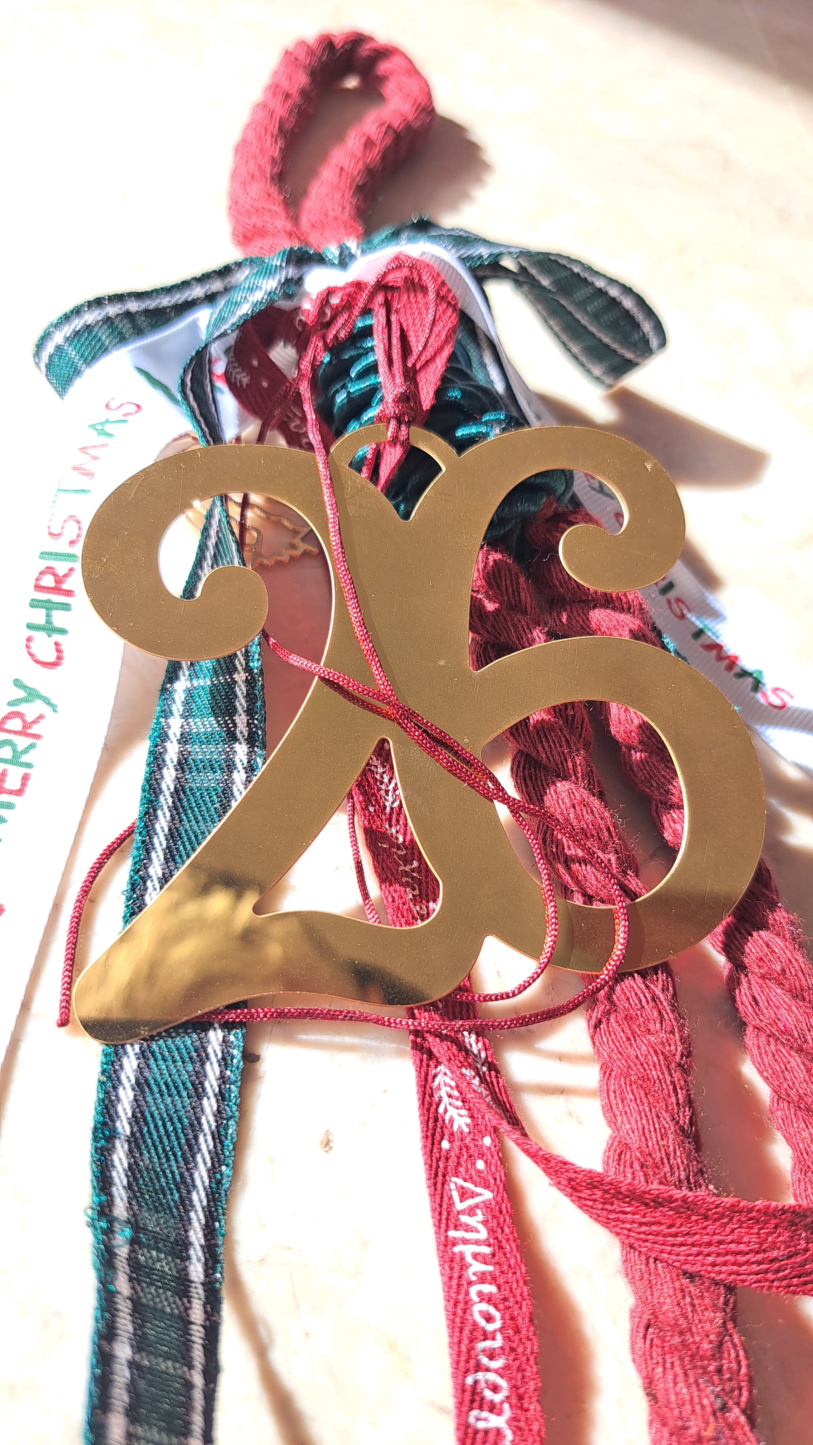 Γούρι “2026” με Κορδέλες & Διακοσμητικά σε Μπορντό–Πράσινο | Kallαίσθησις