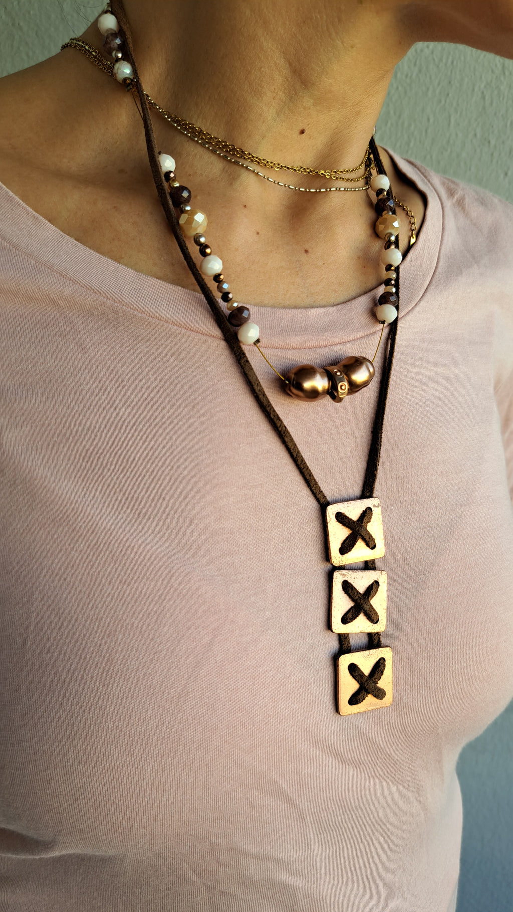 Κολιέ με καφέ δερμάτινο κορδόνι και μεταλλικές λεπτομέρειες | kallαίσθησις