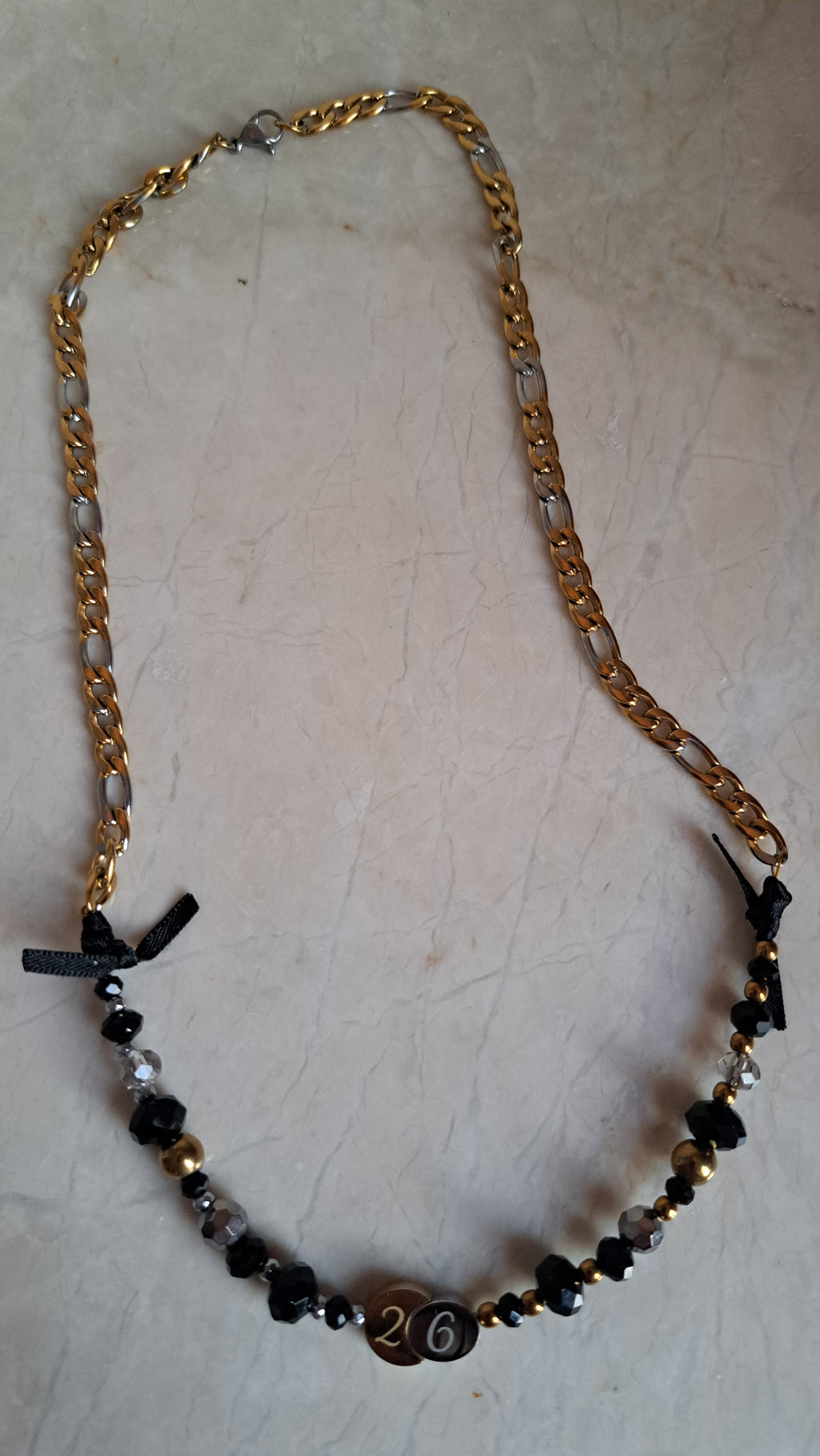 Κολιέ με Μαύρες & Χρυσές Χάντρες και Μεταλλικό “26” του νέου έτους | Kallαίσθησις