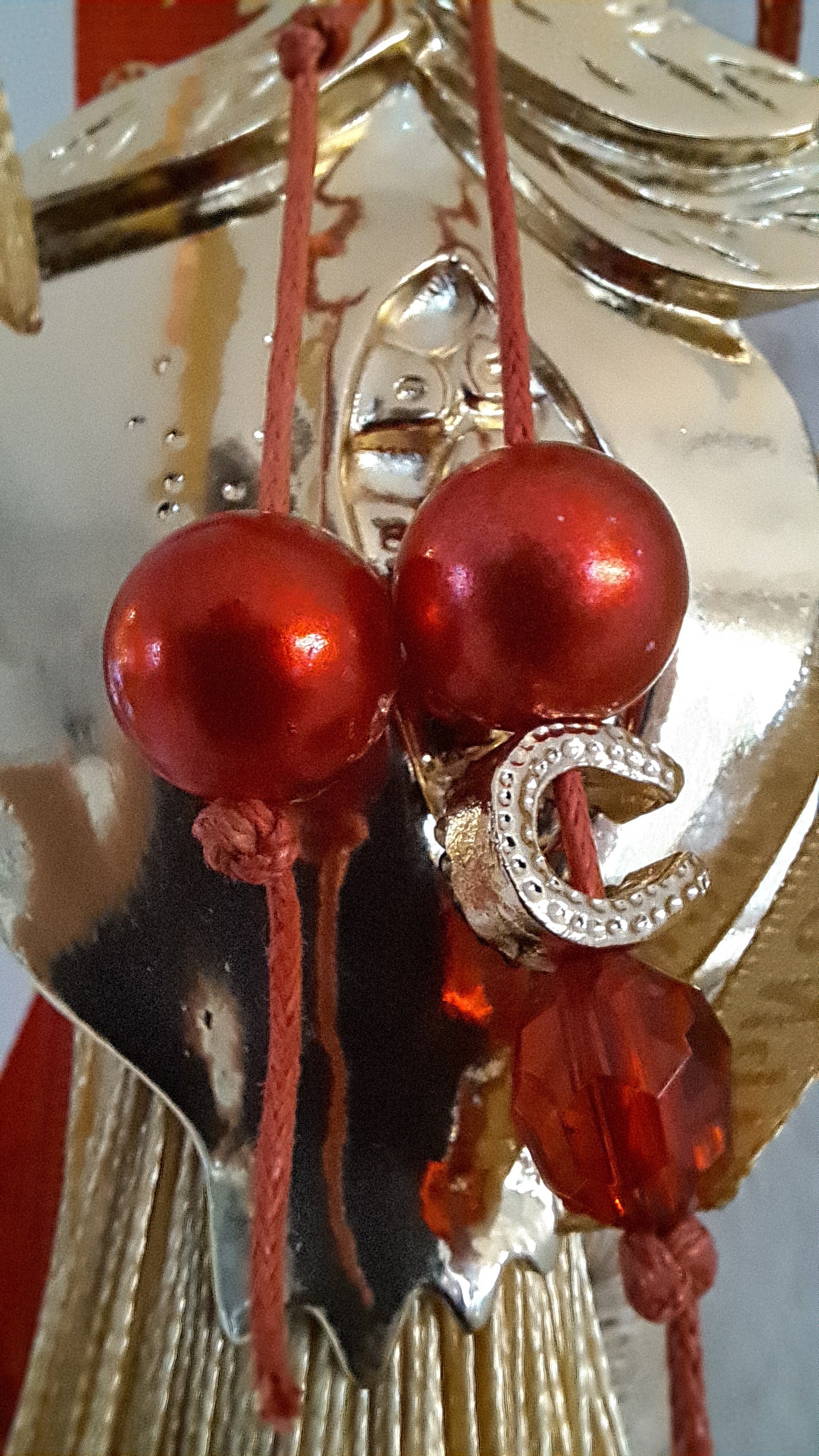 Γούρι Ρόδι Χρυσό με Κόκκινες Λεπτομέρειες & Μεγάλη Φούντα | Kallαίσθησις