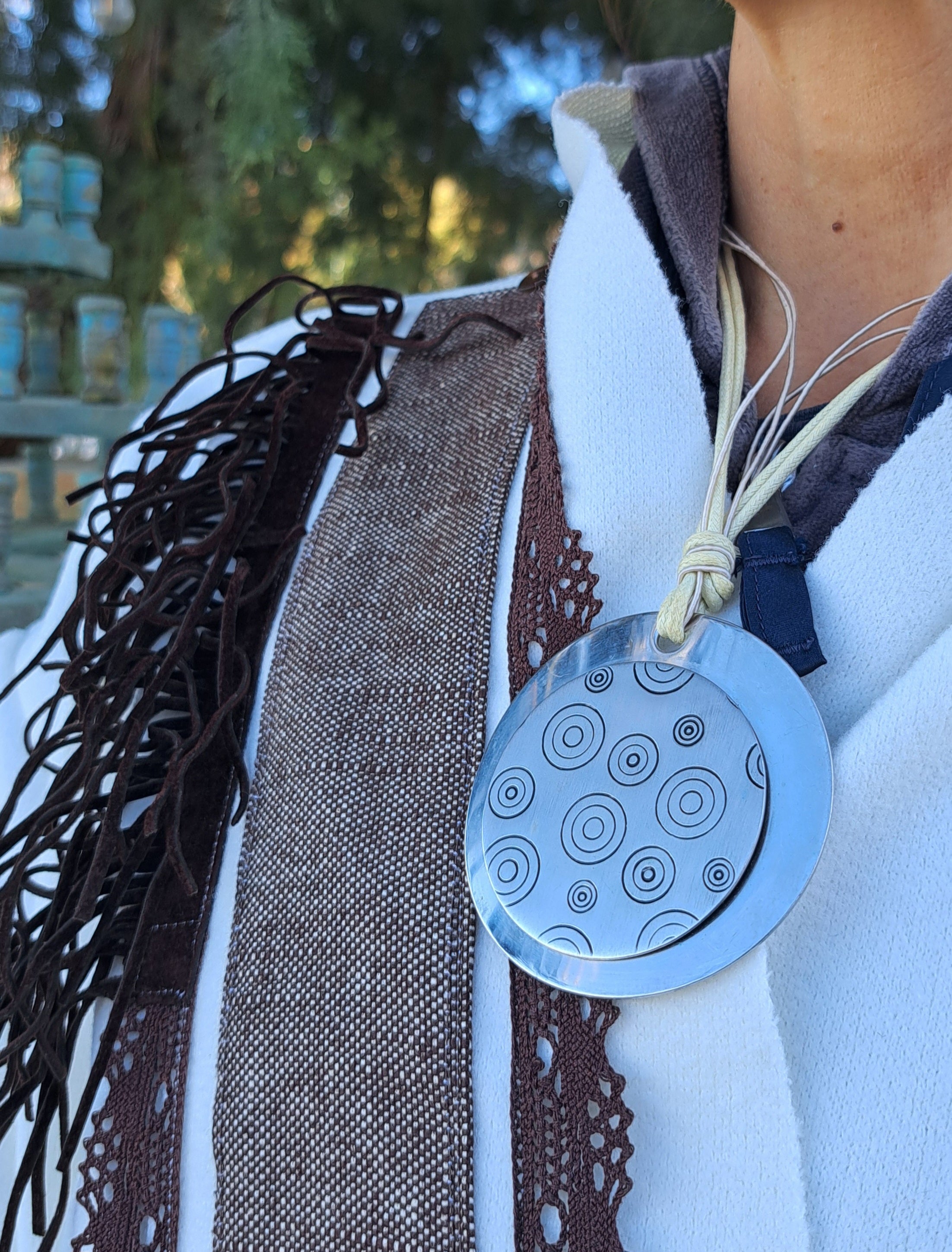 Κολιέ με Μεγάλο Κυκλικό Μεταλλικό Μενταγιόν | Kallαίσθησις