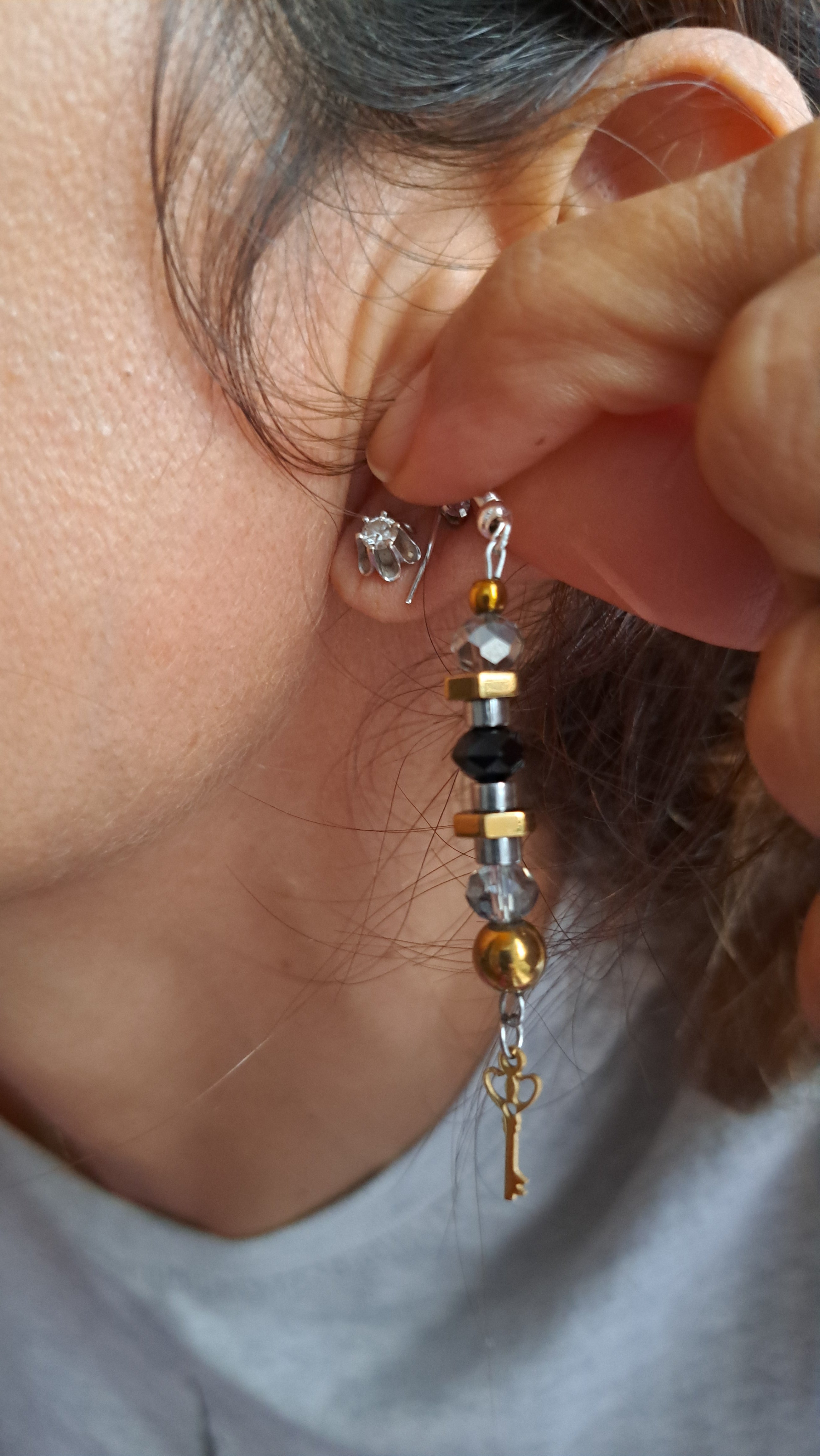 Κρεμαστά Σκουλαρίκια με Κρυστάλλινες Χάντρες & Χρυσό Κλειδί | Kallαίσθησις