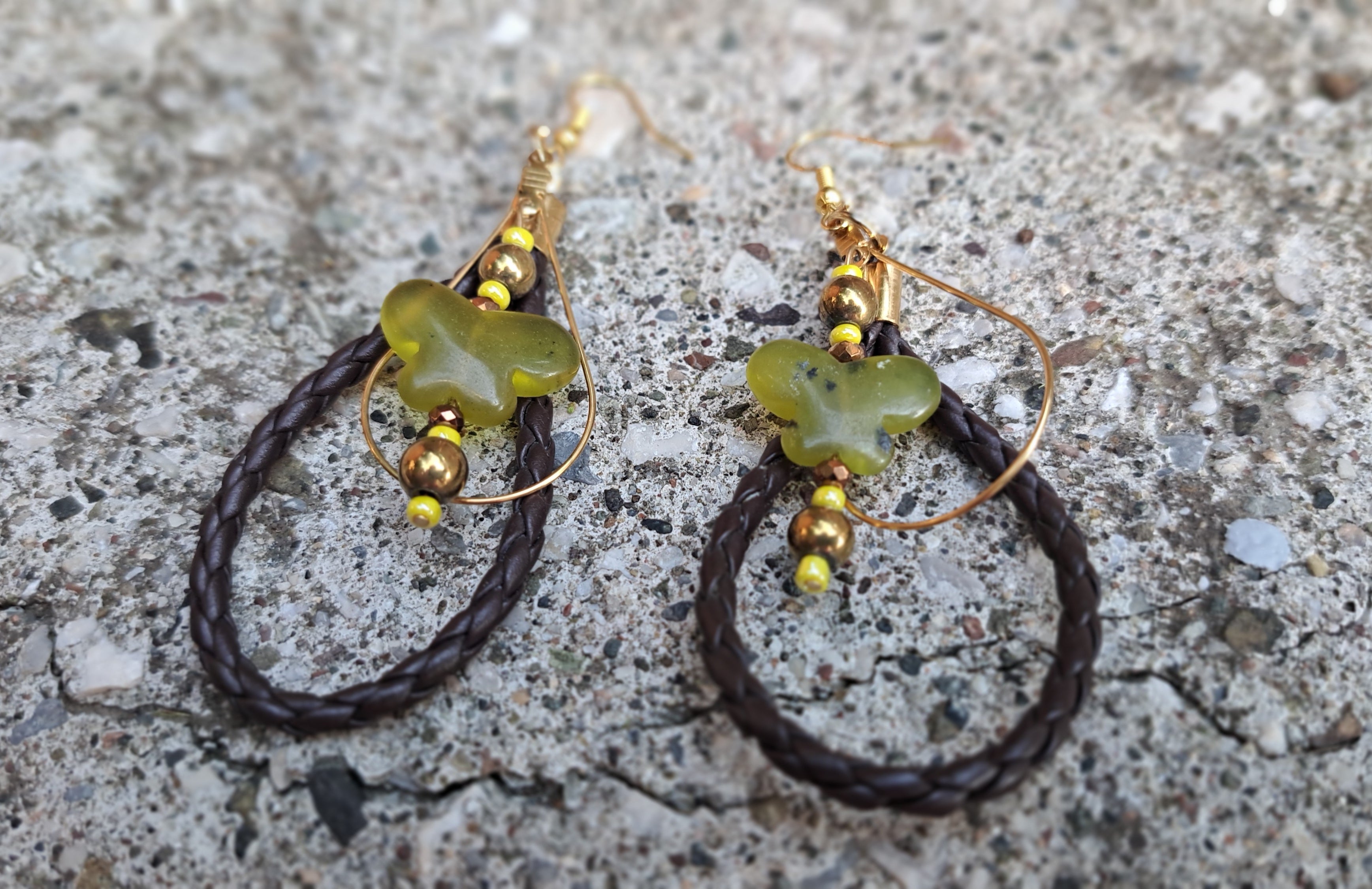 Σκουλαρίκια πεταλούδα με δερμάτινο κρίκο | kallαίσθησις