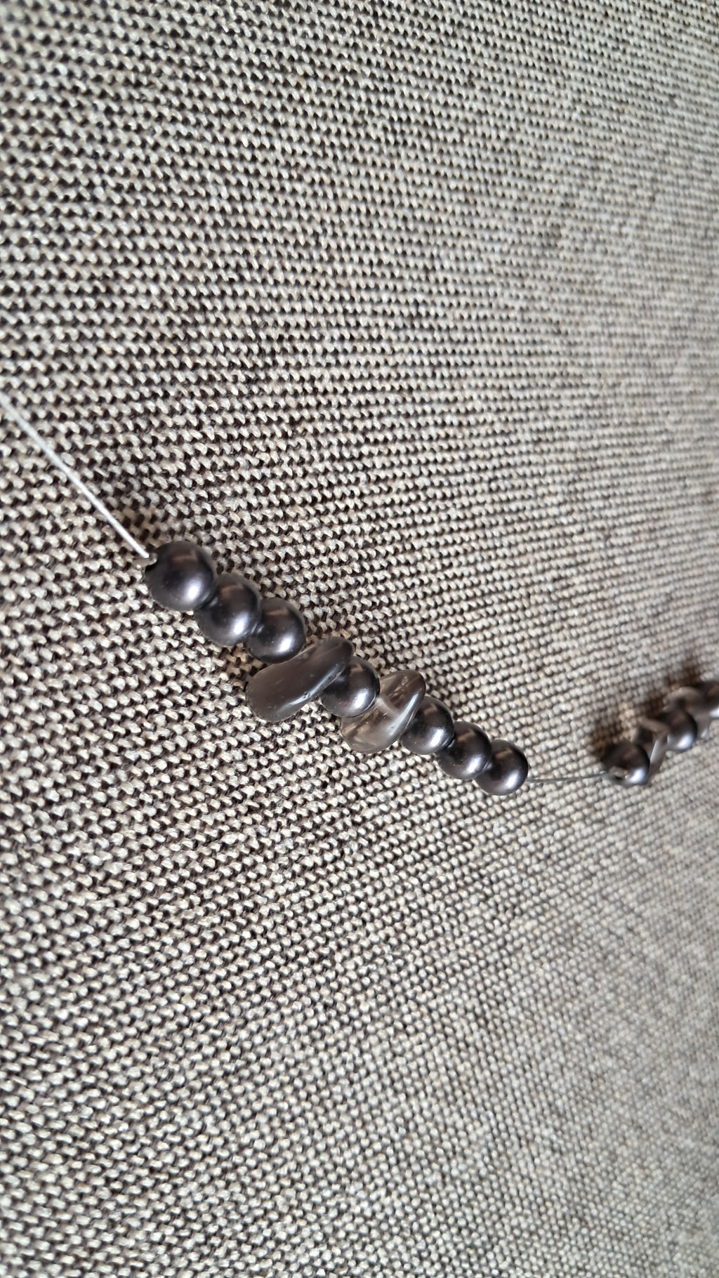 Κολιέ με μαύρες περλέ χάντρες και μεταλλικές λεπτομέρειες | kallαίσθησις