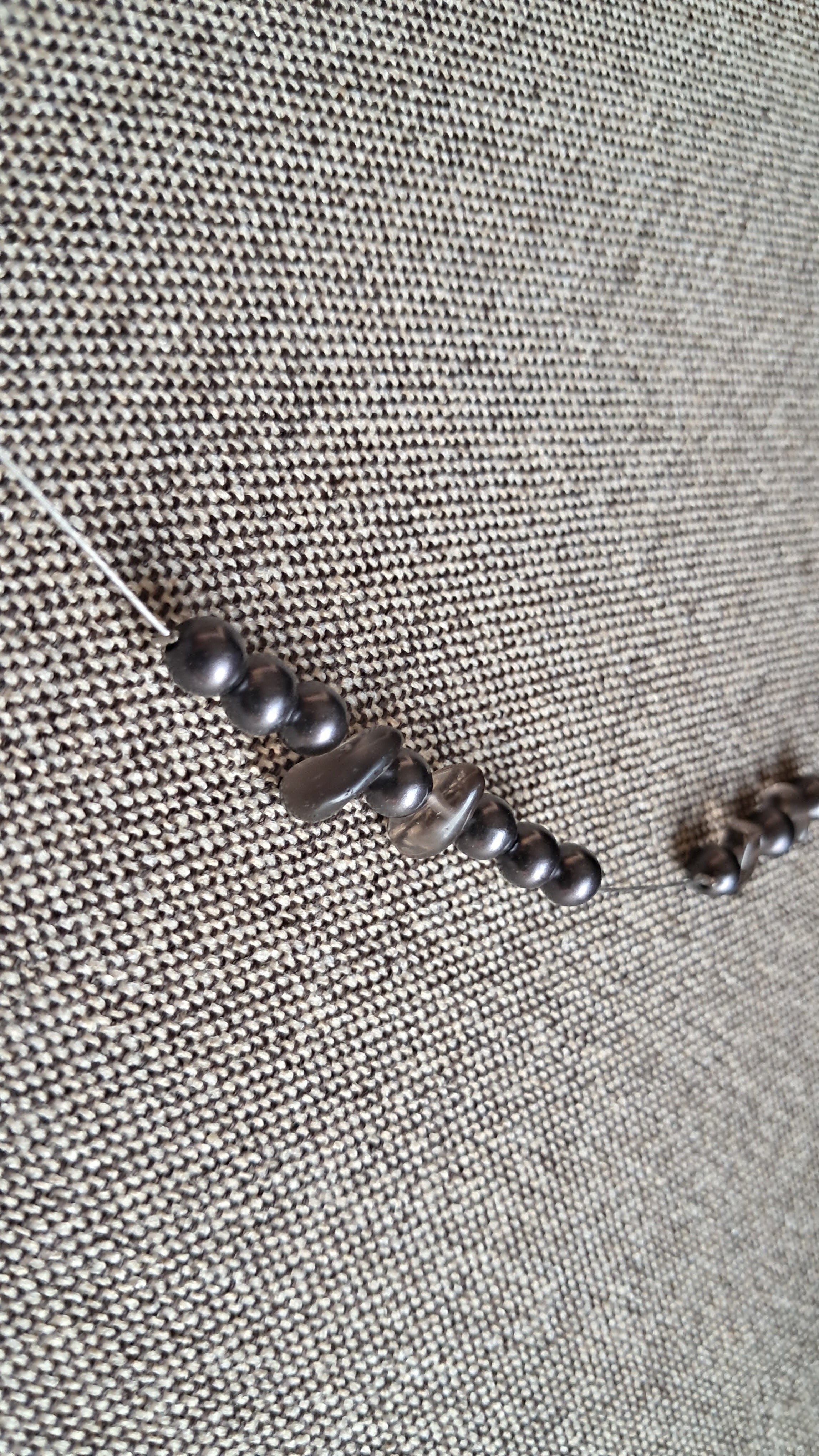 Κολιέ με μαύρες περλέ χάντρες και μεταλλικές λεπτομέρειες | kallαίσθησις