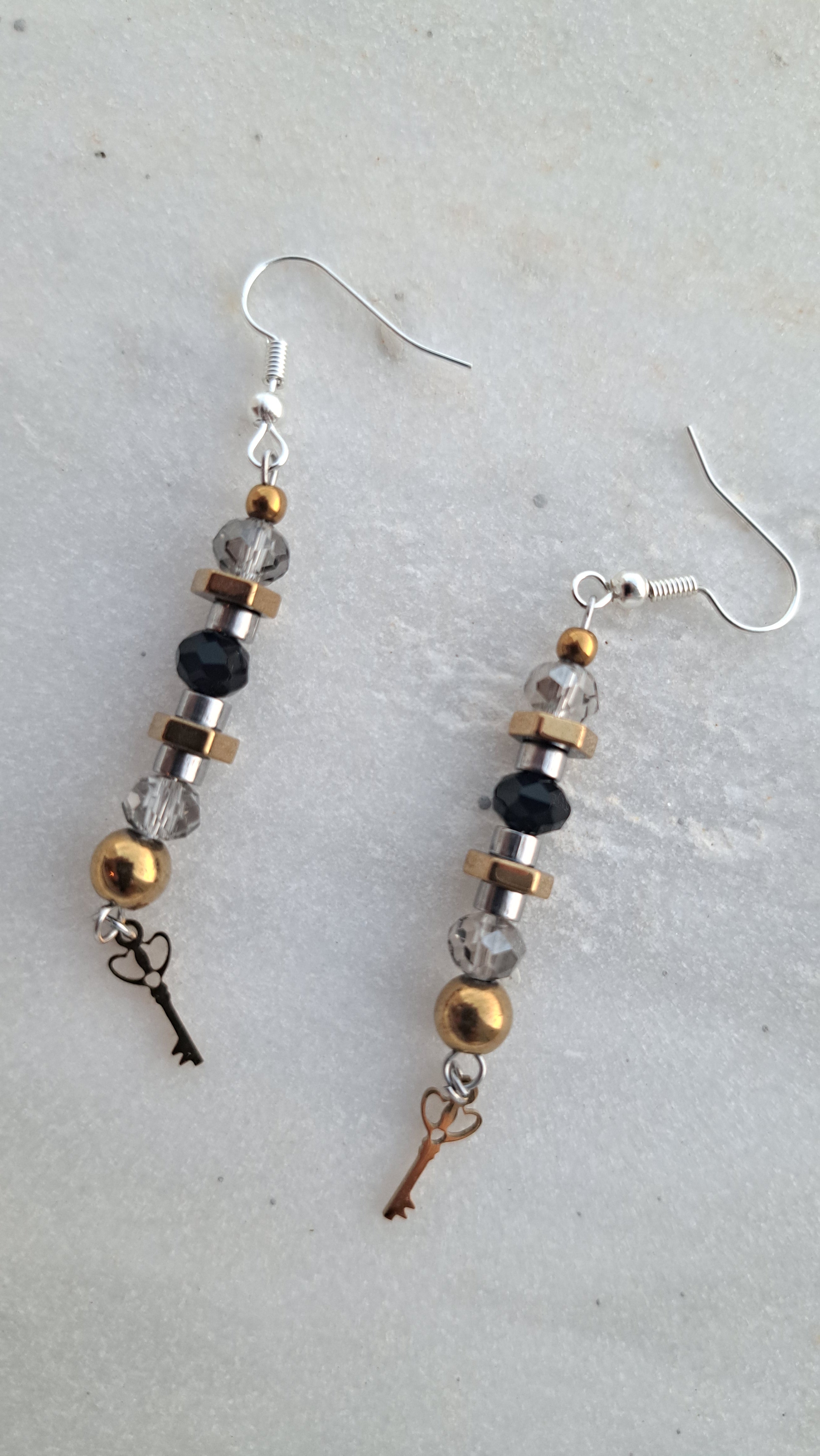 Κρεμαστά Σκουλαρίκια με Κρυστάλλινες Χάντρες & Χρυσό Κλειδί | Kallαίσθησις