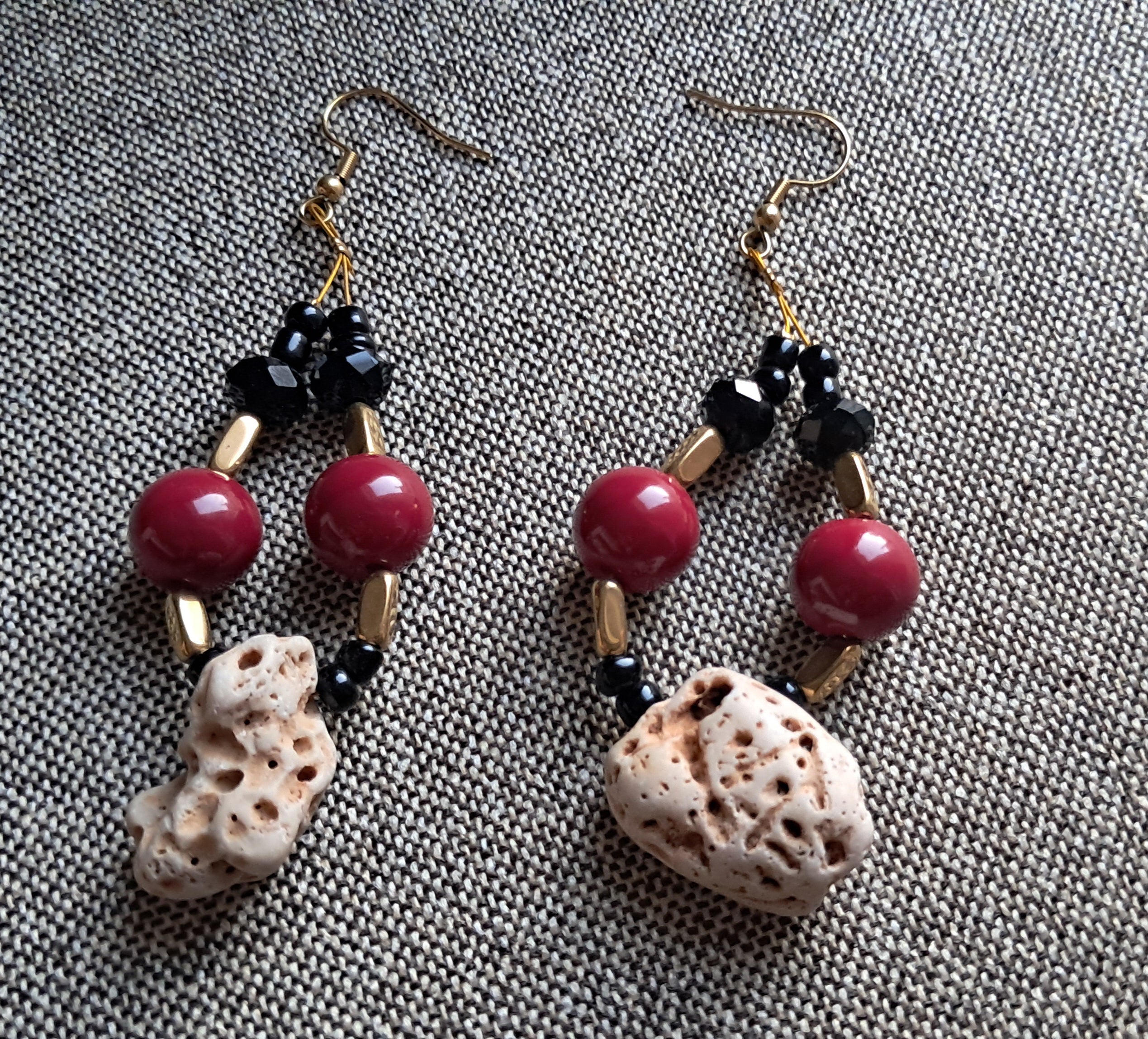 Σκουλαρίκια με φυσικό πέτρωμα και κόκκινες χάντρες | kallαίσθησις