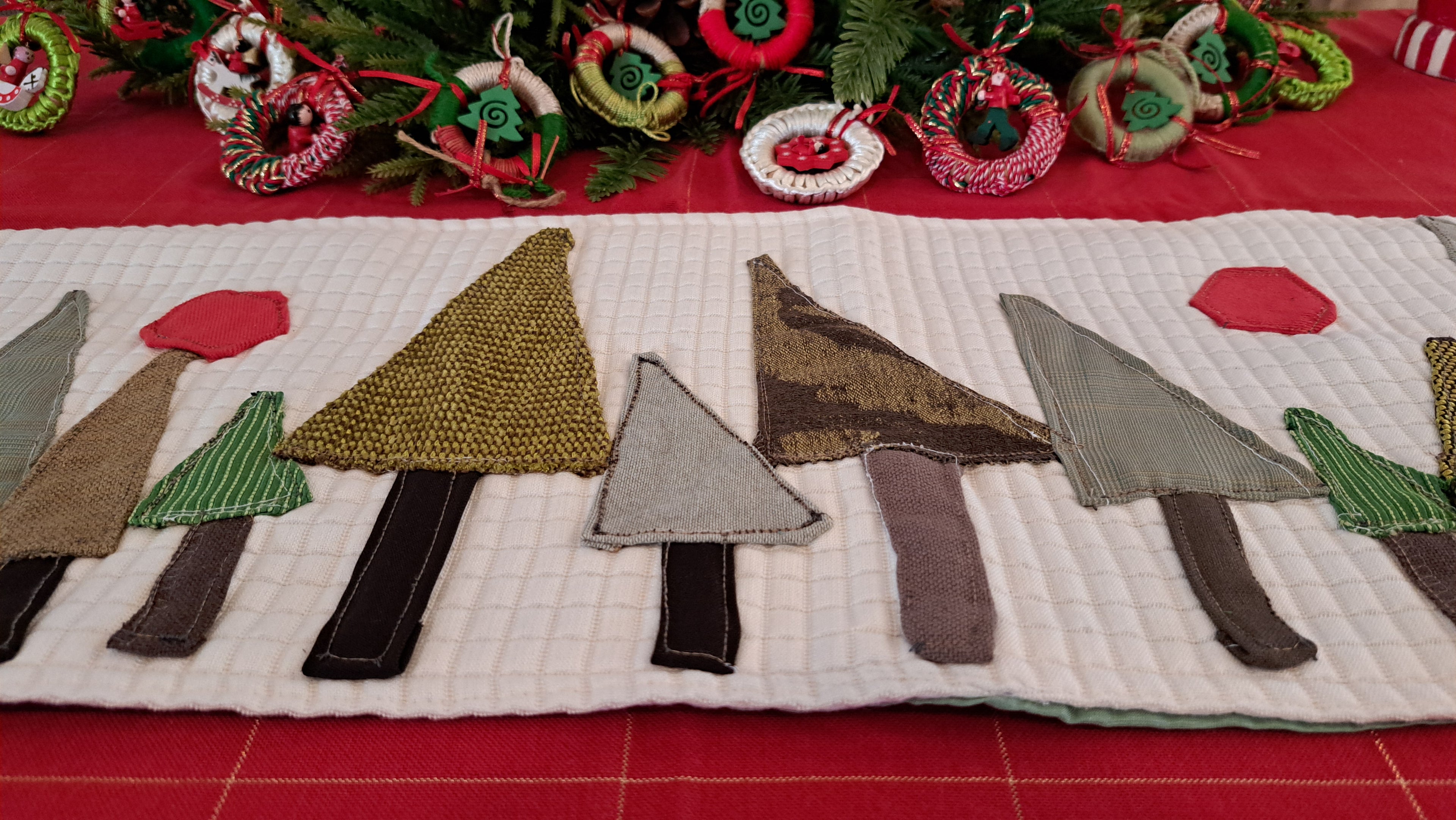 Χριστουγεννιάτικη Υφασμάτινη Τραβέρσα με Δεντράκια | Kallαίσθησις