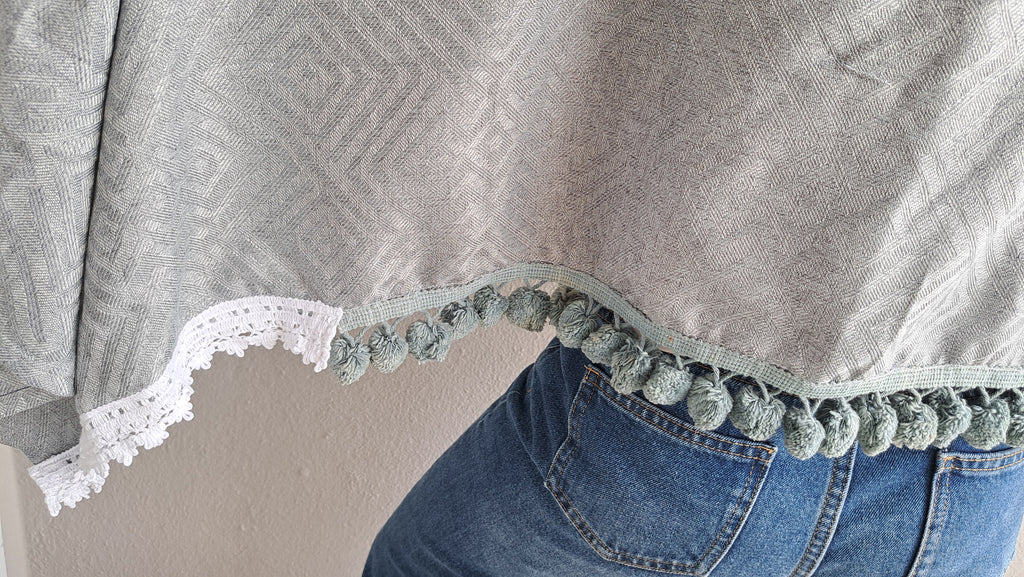 Γκρι ριχτή εσάρπα με κρόσσια & δαντέλα | kallαίσθησις