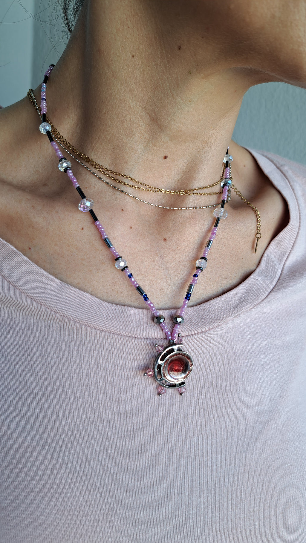Κολιέ με ροζ και μωβ χάντρες & μεταλλικό κρεμαστό | kallαίσθησις