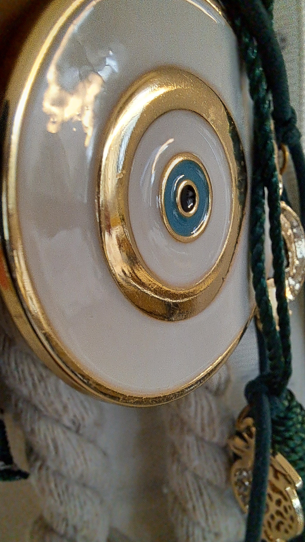 Γούρι με Λευκό – Χρυσό Μάτι & Πράσινη Φούντα | Kallαίσθησις