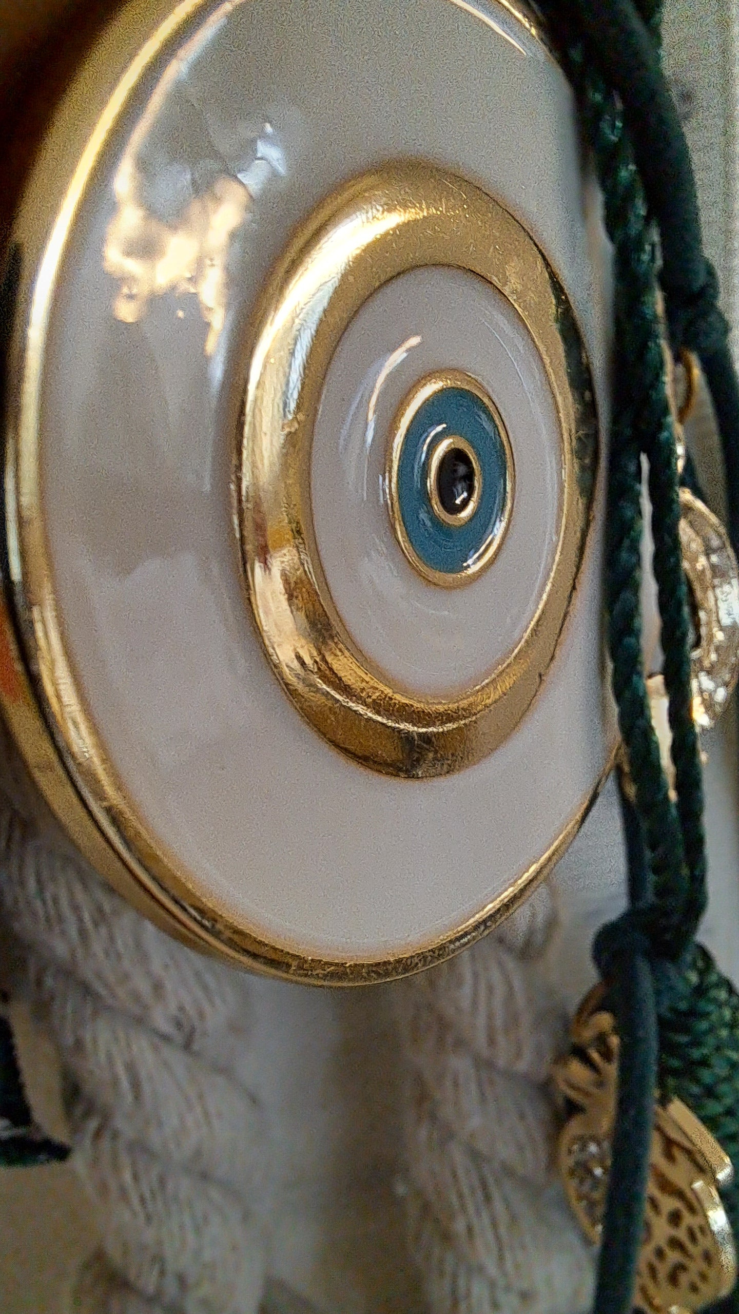 Γούρι με Λευκό – Χρυσό Μάτι & Πράσινη Φούντα | Kallαίσθησις