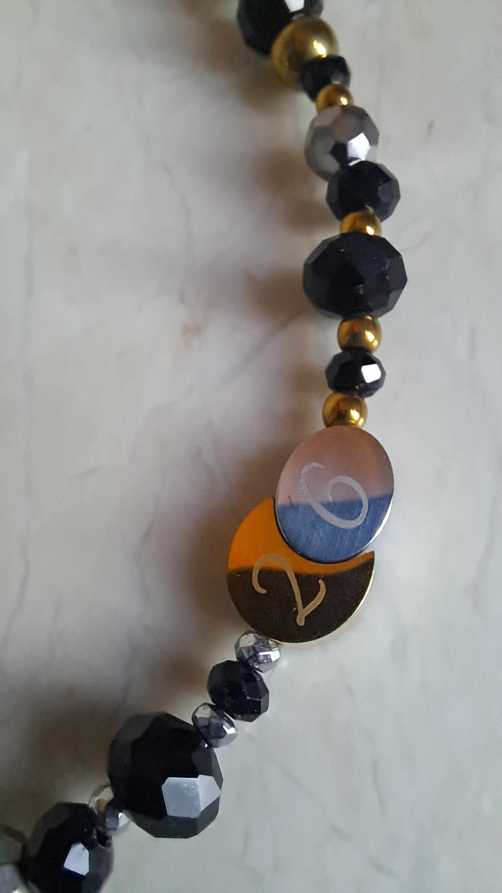 Κολιέ με Μαύρες & Χρυσές Χάντρες και Μεταλλικό “26” του νέου έτους | Kallαίσθησις