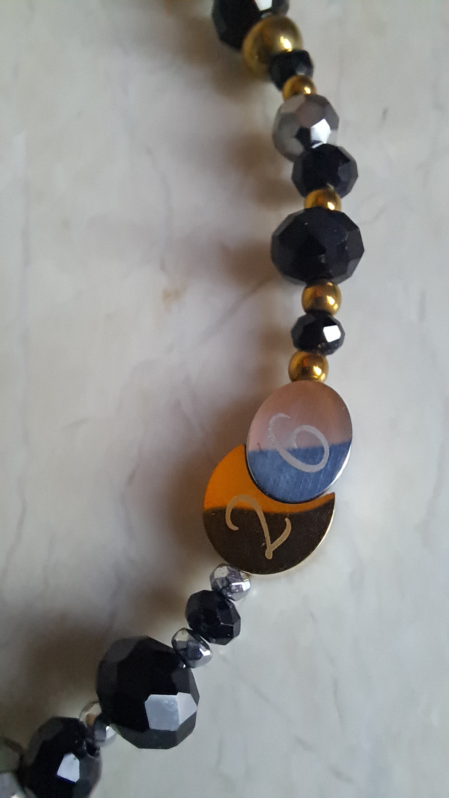 Κολιέ με Μαύρες & Χρυσές Χάντρες και Μεταλλικό “26” του νέου έτους | Kallαίσθησις