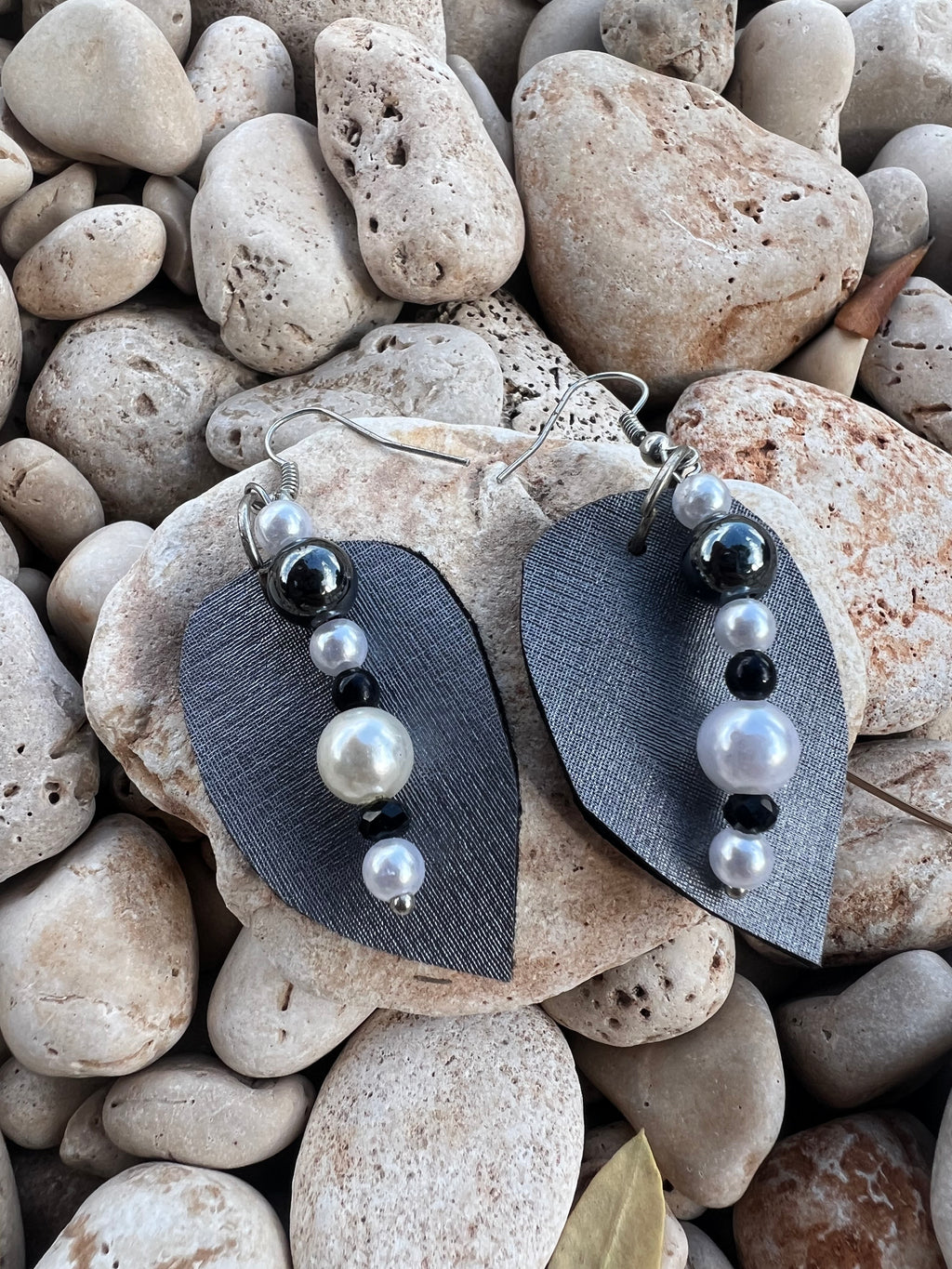 Χειροποίητα Σκουλαρίκια με Μαύρες & Λευκές Πέρλες | Kallαισθησις