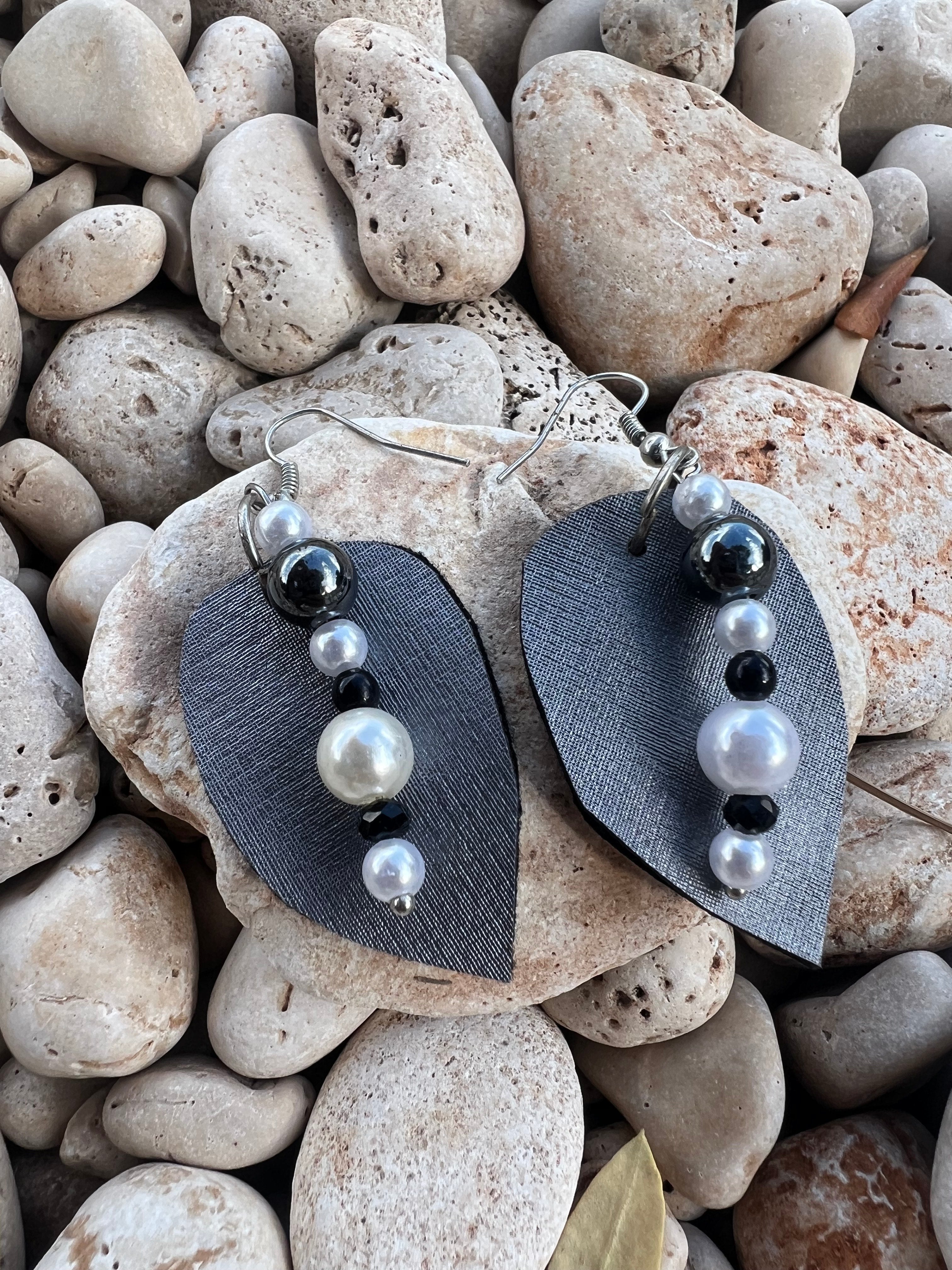 Χειροποίητα Σκουλαρίκια με Μαύρες & Λευκές Πέρλες | Kallαισθησις