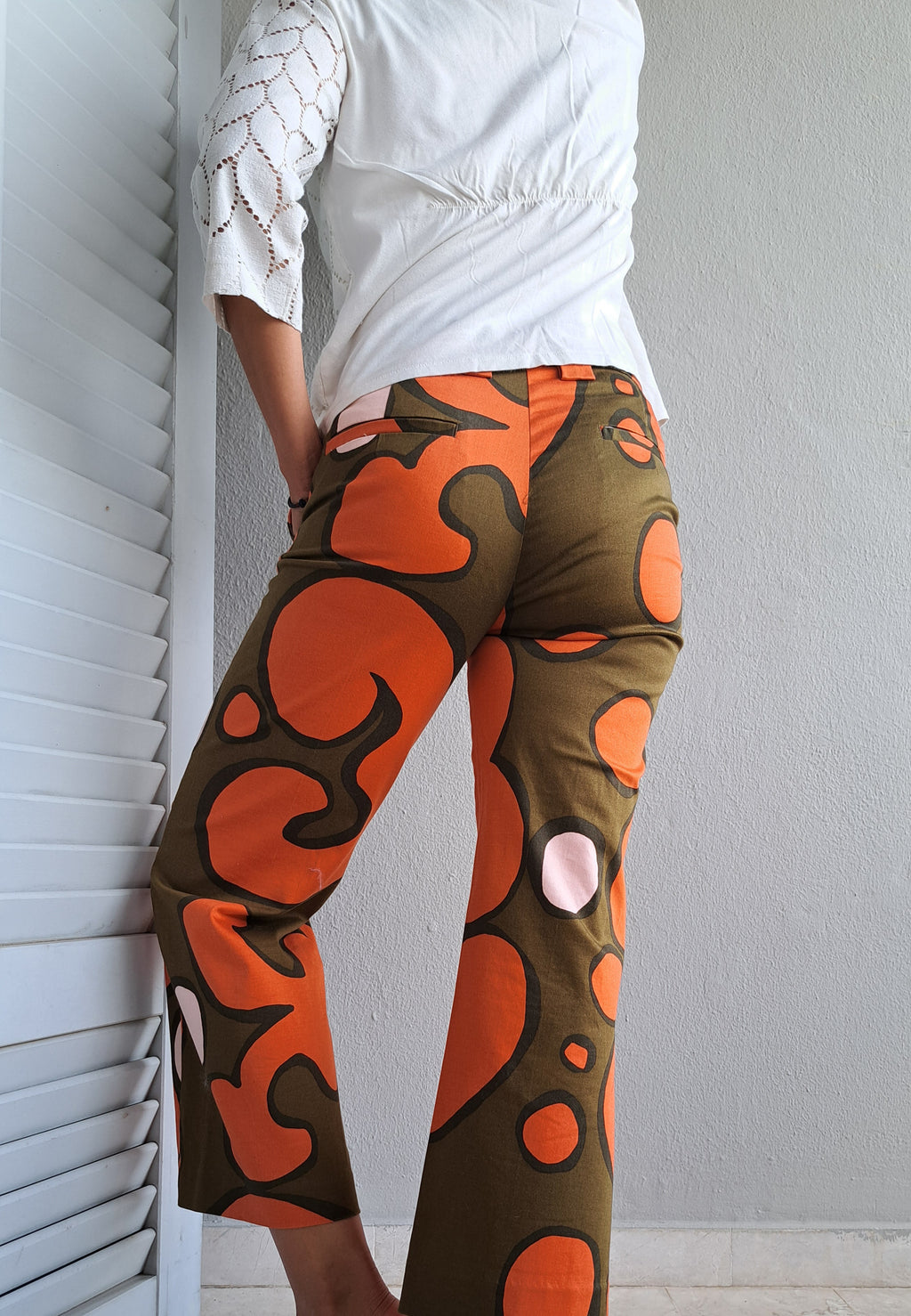 Παντελόνι με πορτοκαλί–λαδί σχέδιο και διακοσμητικές πέτρες | kallαίσθησις