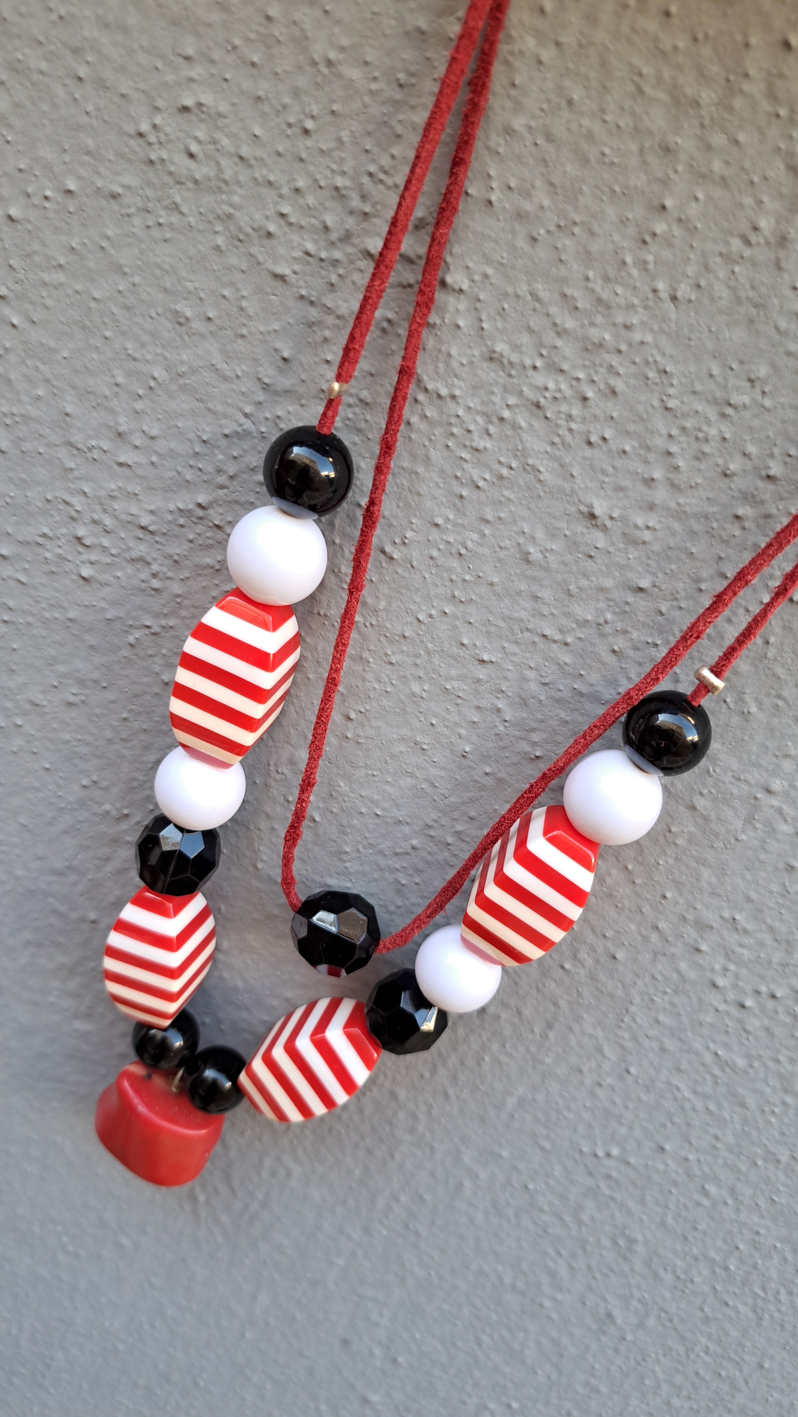 Κολιέ με ρίγες σε κόκκινο, μαύρο & λευκό | kallαίσθησις