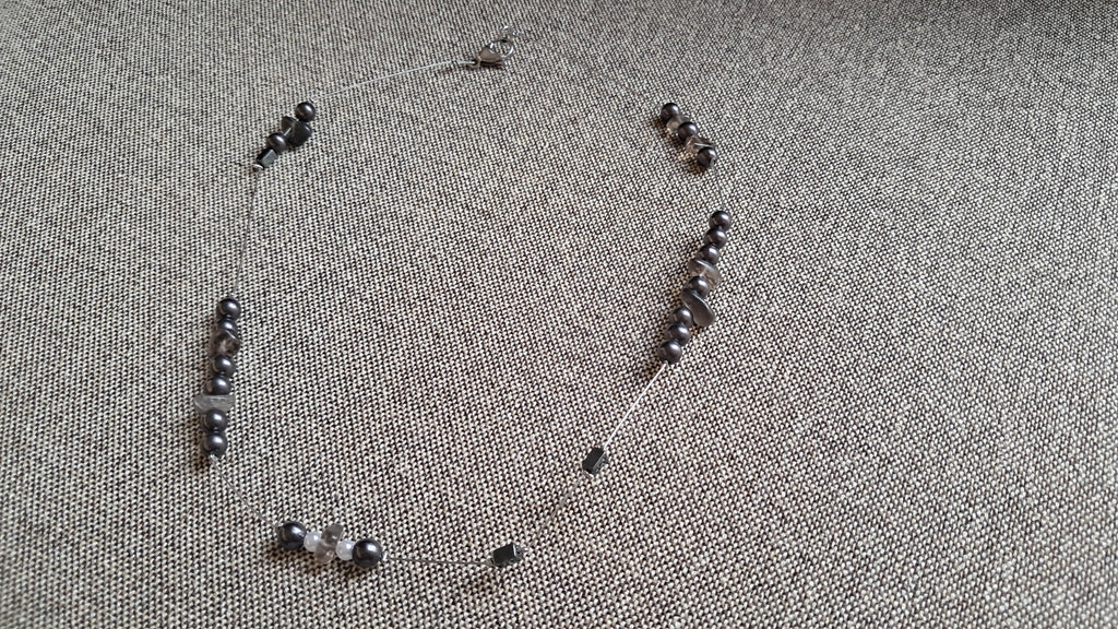 Κολιέ με μαύρες περλέ χάντρες και μεταλλικές λεπτομέρειες | kallαίσθησις