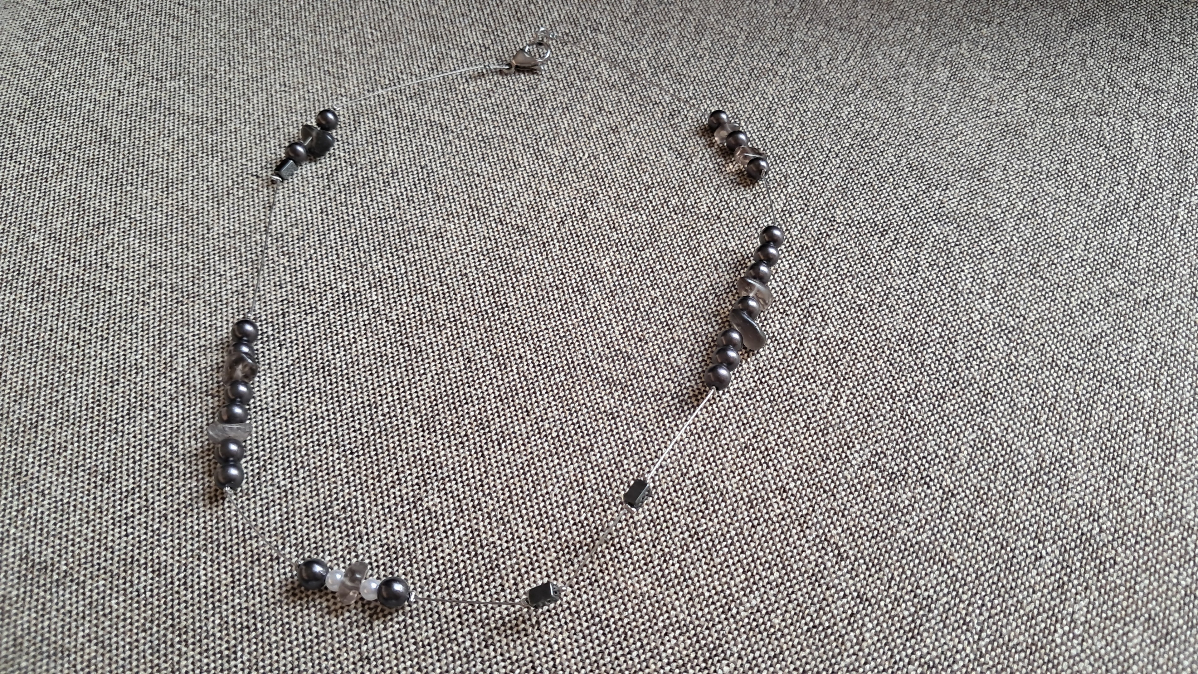 Κολιέ με μαύρες περλέ χάντρες και μεταλλικές λεπτομέρειες | kallαίσθησις