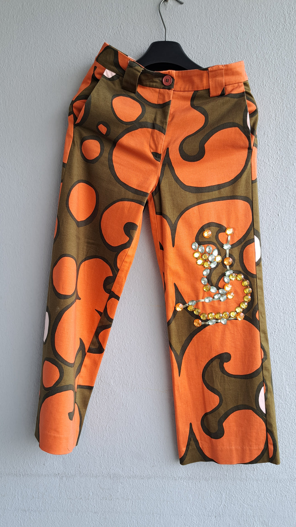 Παντελόνι με πορτοκαλί–λαδί σχέδιο και διακοσμητικές πέτρες | kallαίσθησις