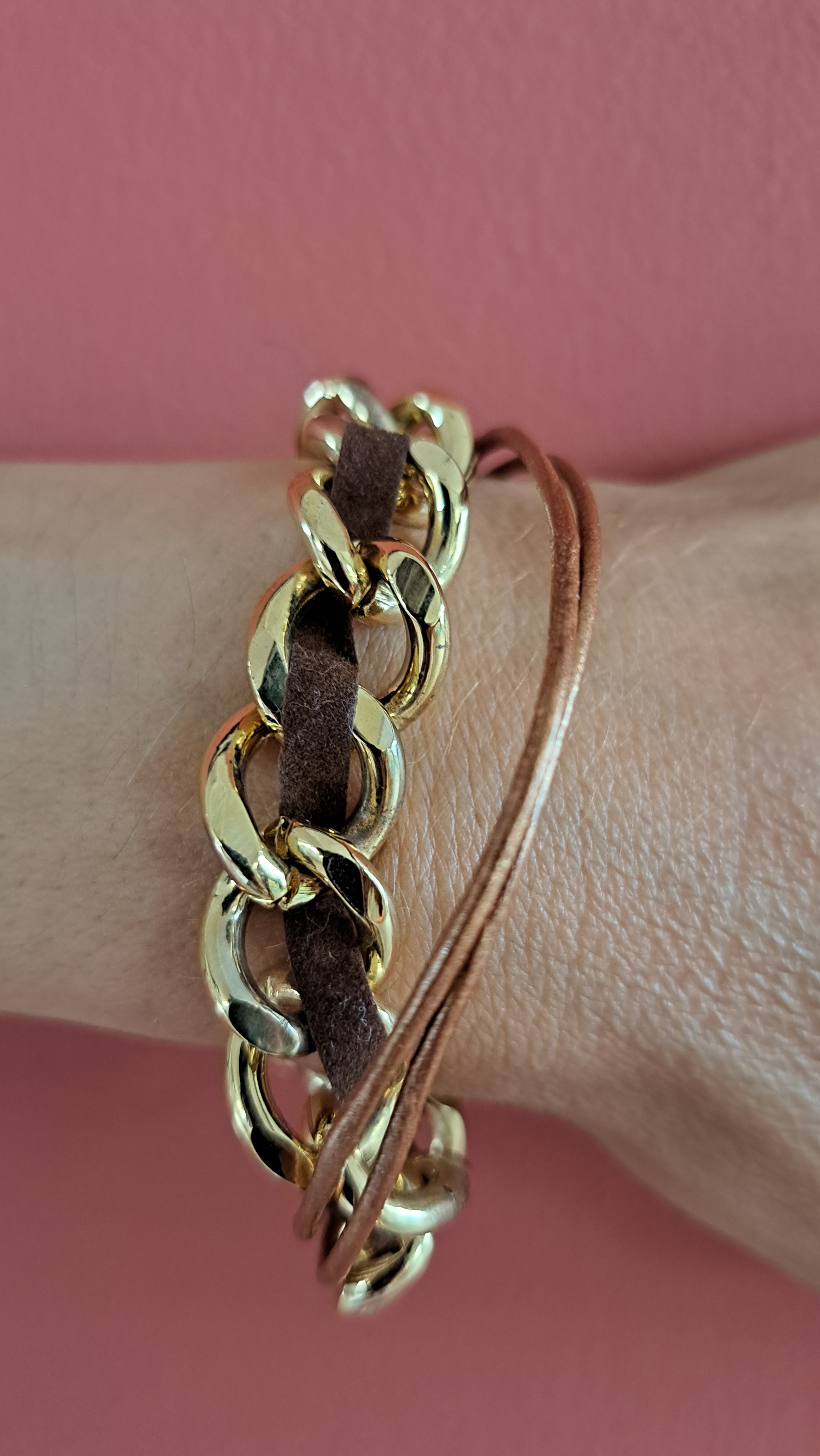 Βραχιόλι με χρυσή αλυσίδα και καφέ δερμάτινη λεπτομέρεια| kallαίσθησις