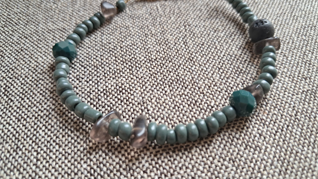 Βραχιόλι με πράσινες και καπνί χάντρες | kallαίσθησις