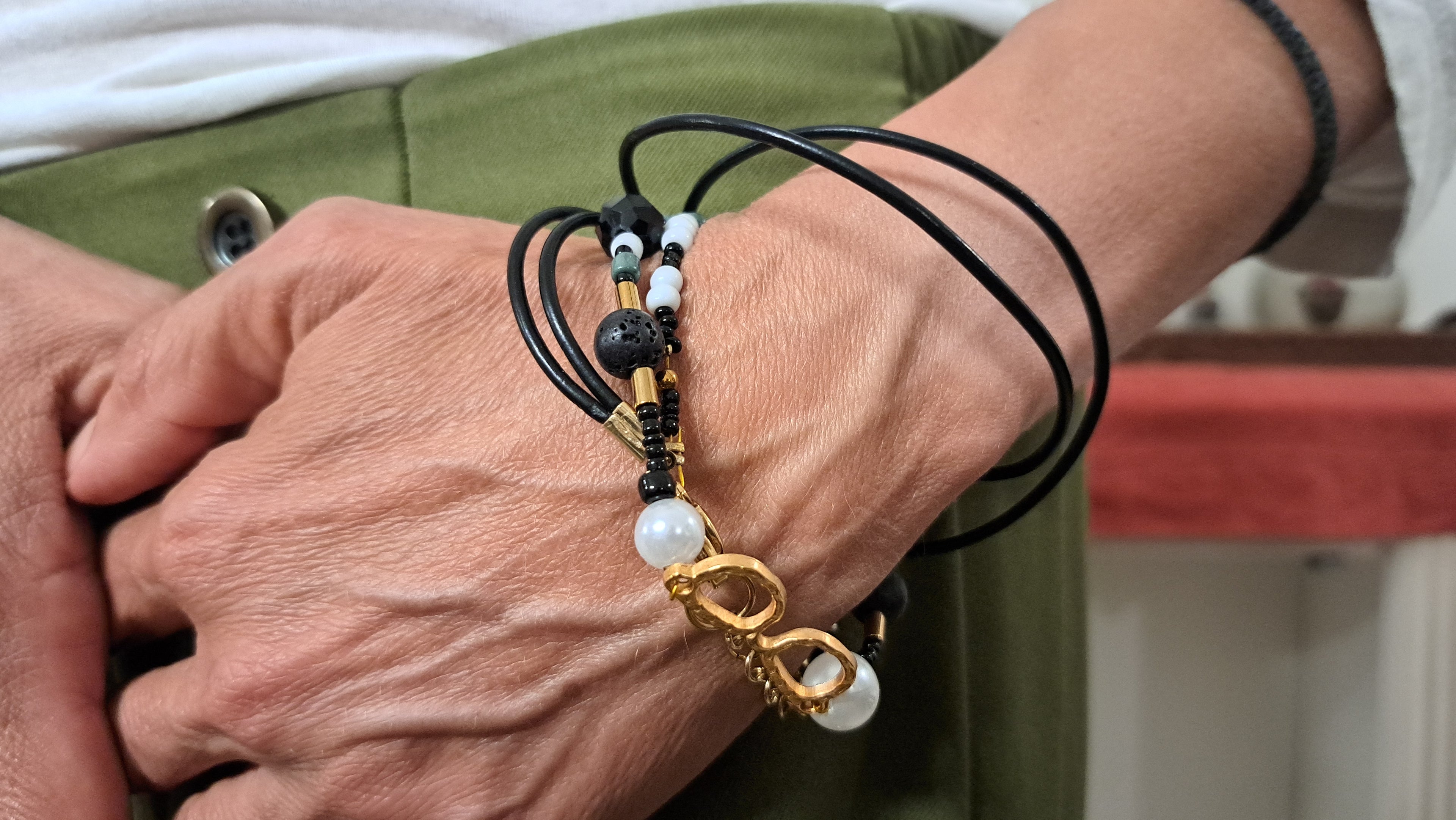 Χειροποίητο Βραχιόλι με Μαύρο Κορδόνι & Χρυσά Γυαλάκια | kallαίσθησις
