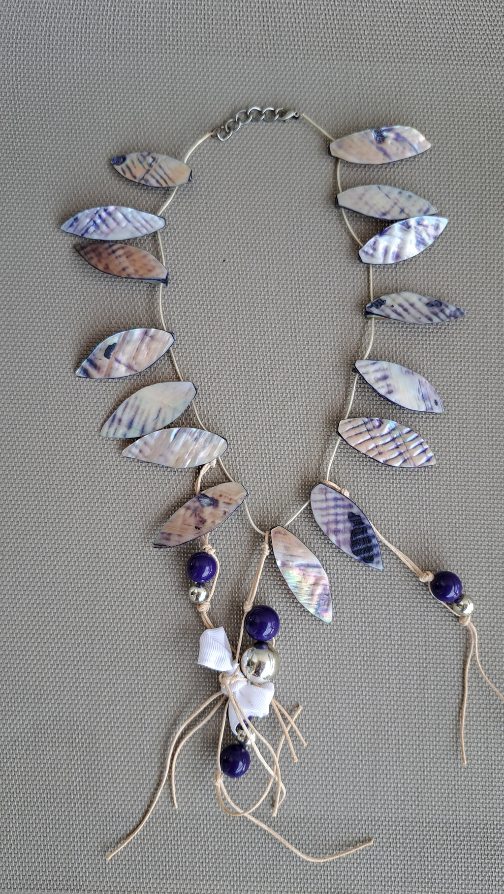 Κολιέ με ιριδίζοντα φύλλα και μωβ λεπτομέρειες | kallαίσθησις