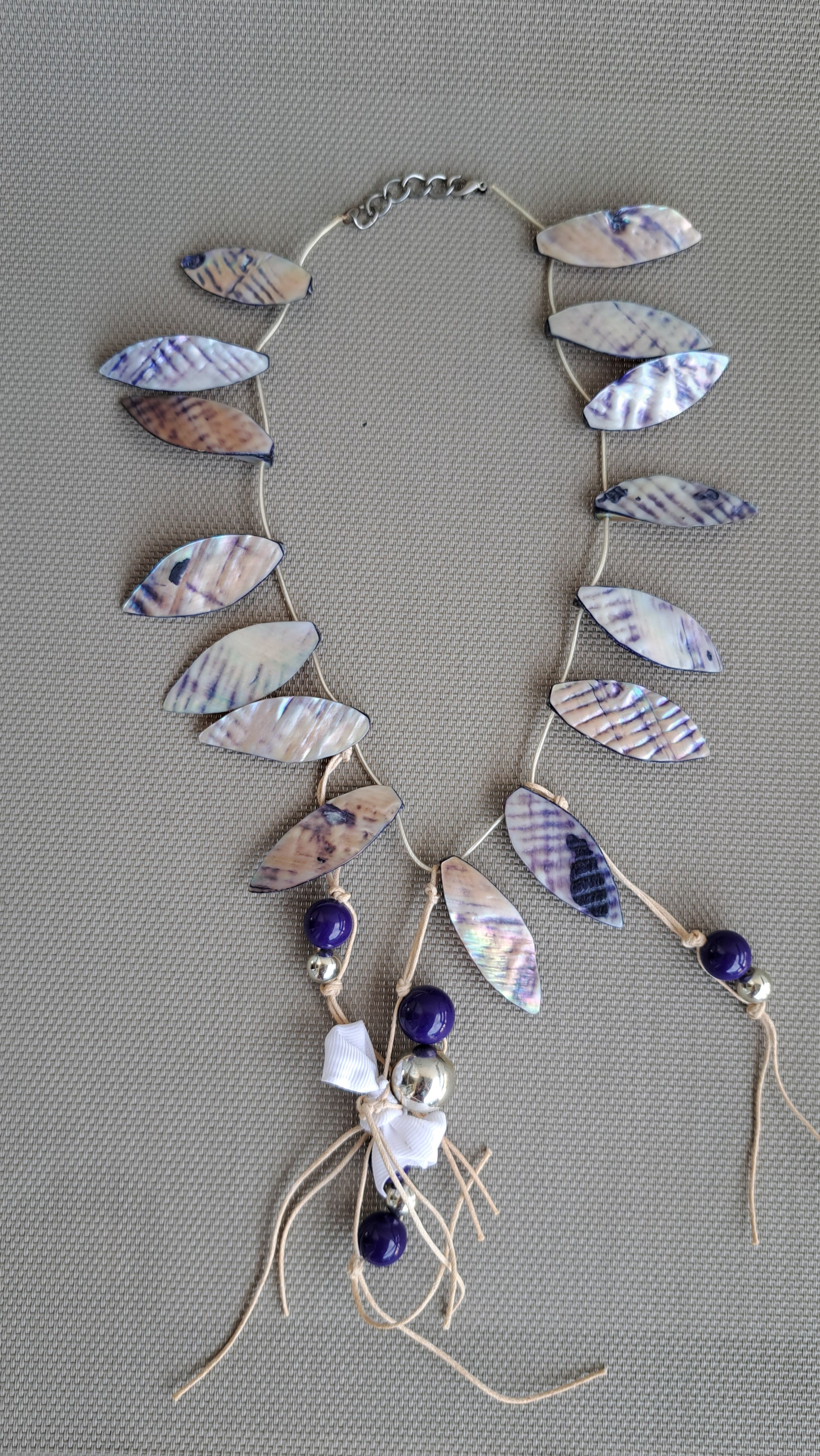 Κολιέ με ιριδίζοντα φύλλα και μωβ λεπτομέρειες | kallαίσθησις