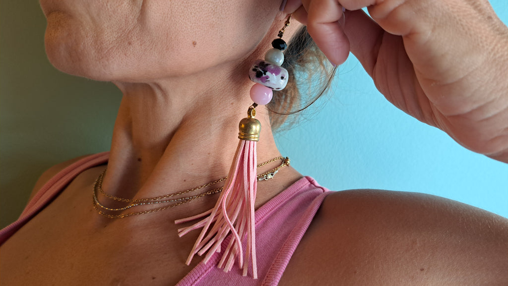 Χειροποίητα Σκουλαρίκια με Ροζ Φούντα & Πολύχρωμες Χάντρες | Kallαίσθησις