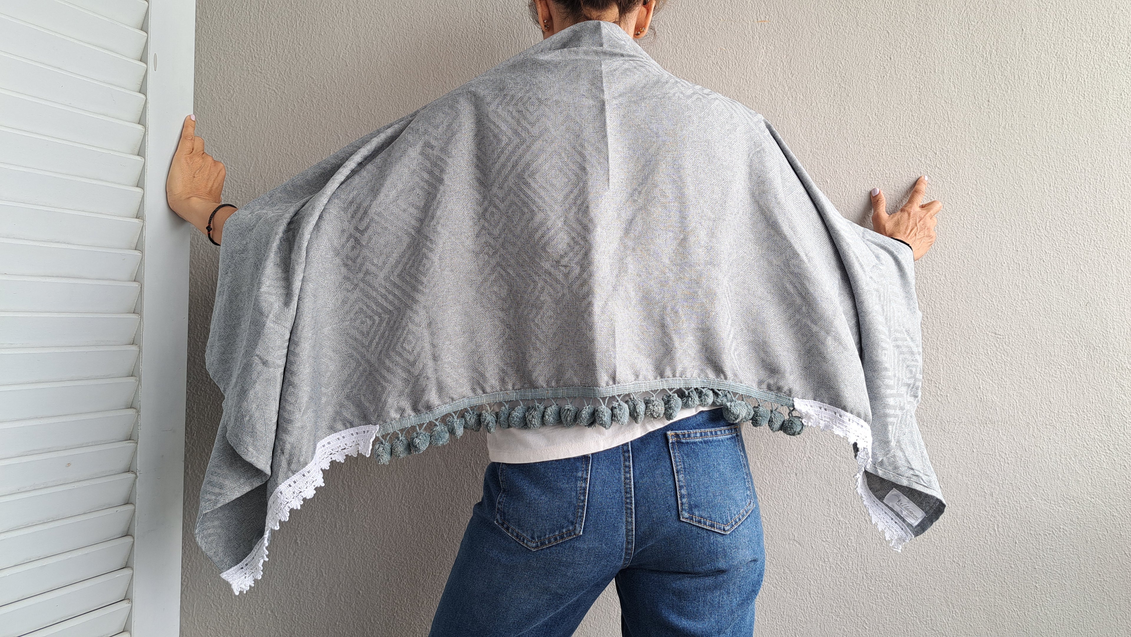 Γκρι ριχτή εσάρπα με κρόσσια & δαντέλα | kallαίσθησις