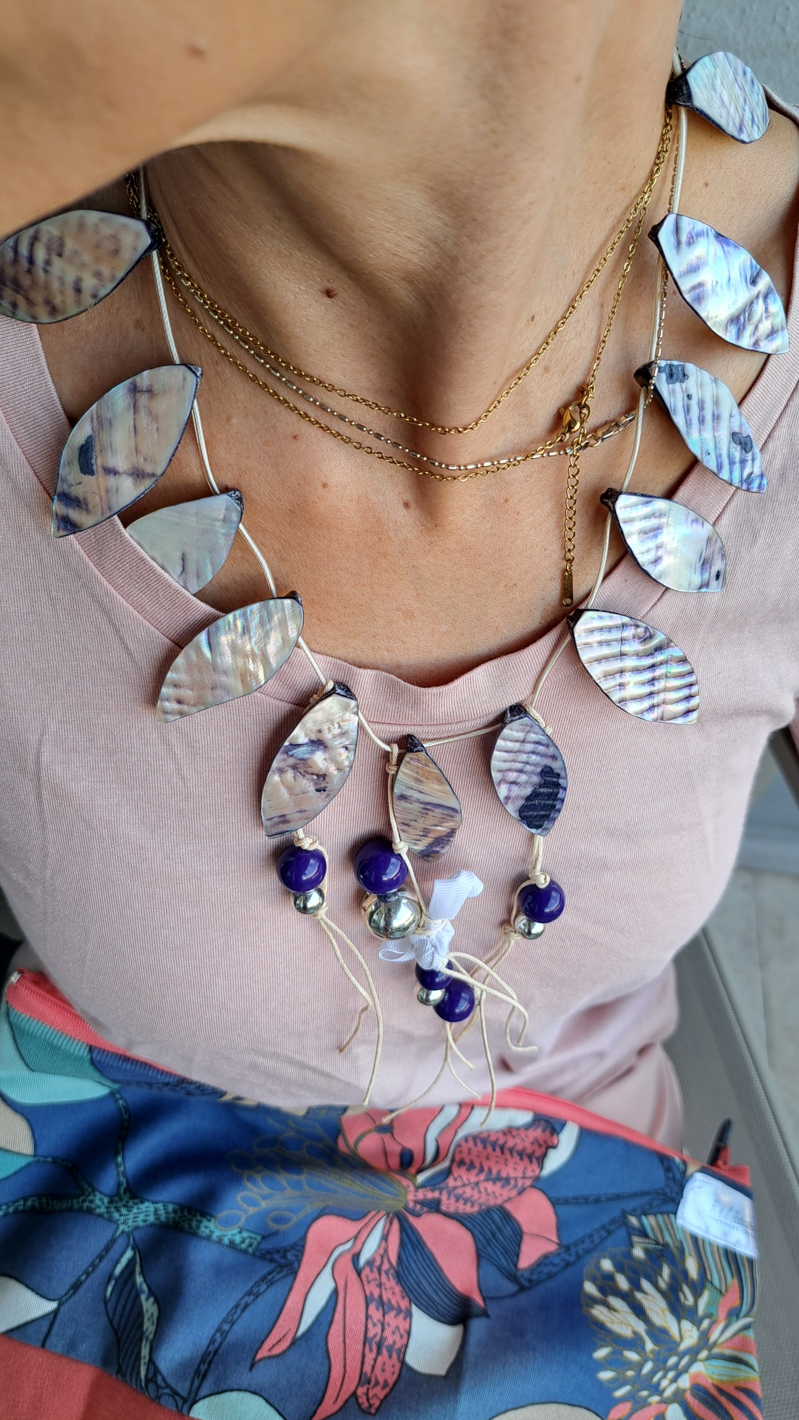 Κολιέ με ιριδίζοντα φύλλα και μωβ λεπτομέρειες | kallαίσθησις