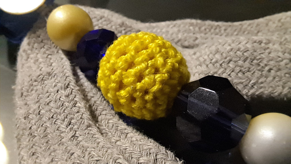 Μακρύ Χειροποίητο Κολιέ με Κίτρινη Πλεκτή Χάντρα & Υφασμάτινες Λεπτομέρειες| kallαίσθησις