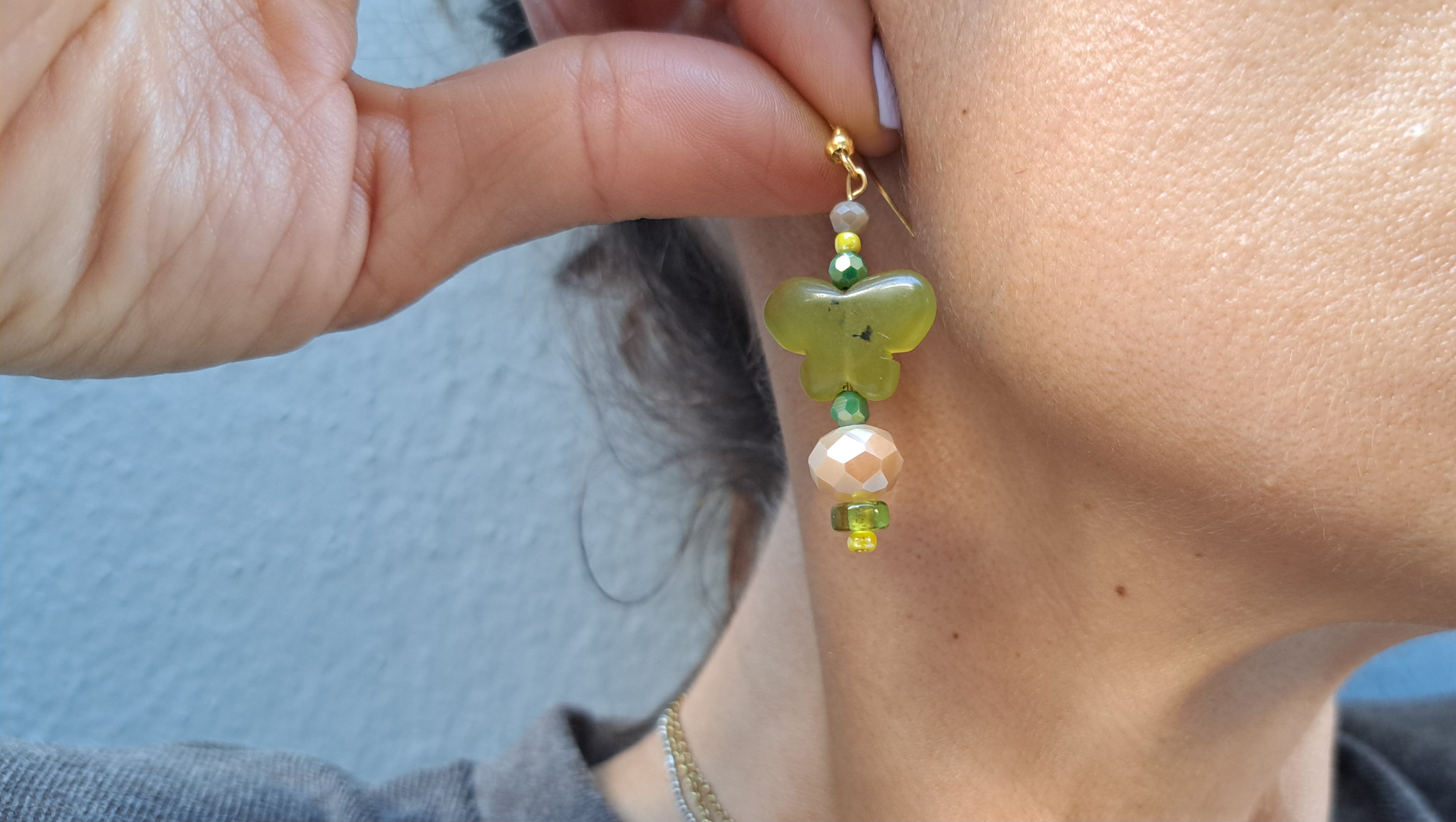 Σκουλαρίκια πεταλούδα σε πράσινες & μπεζ αποχρώσεις | kallαίσθησις