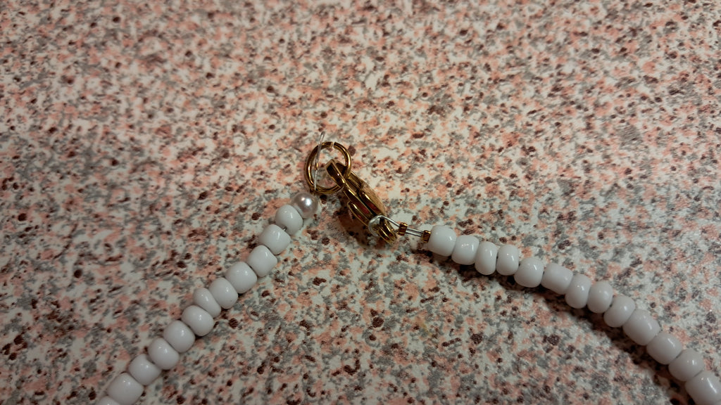 Κολιέ με λευκές χάντρες και χρυσές λεπτομέρειες | kallαίσθησις